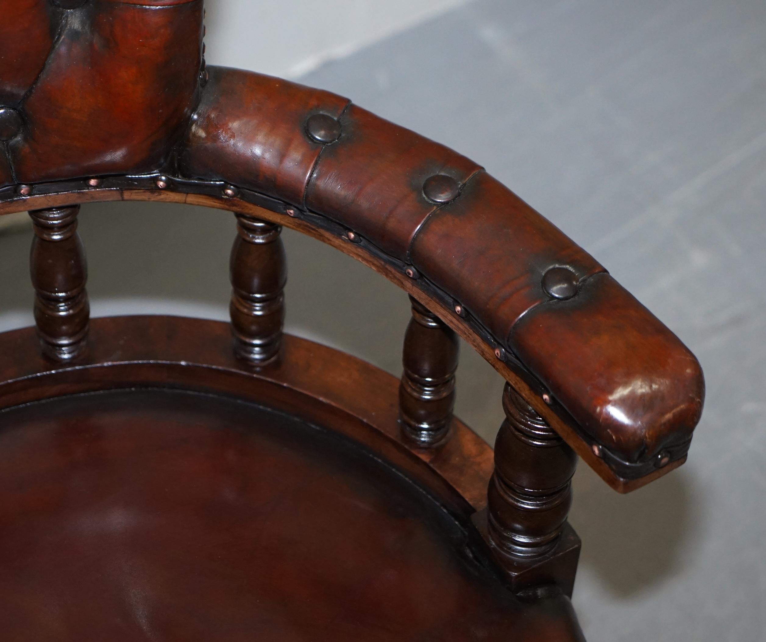 Ancienne chaise de capitaine pivotante en cuir marron cigare profond entièrement restaurée, datant d'environ 1860 1