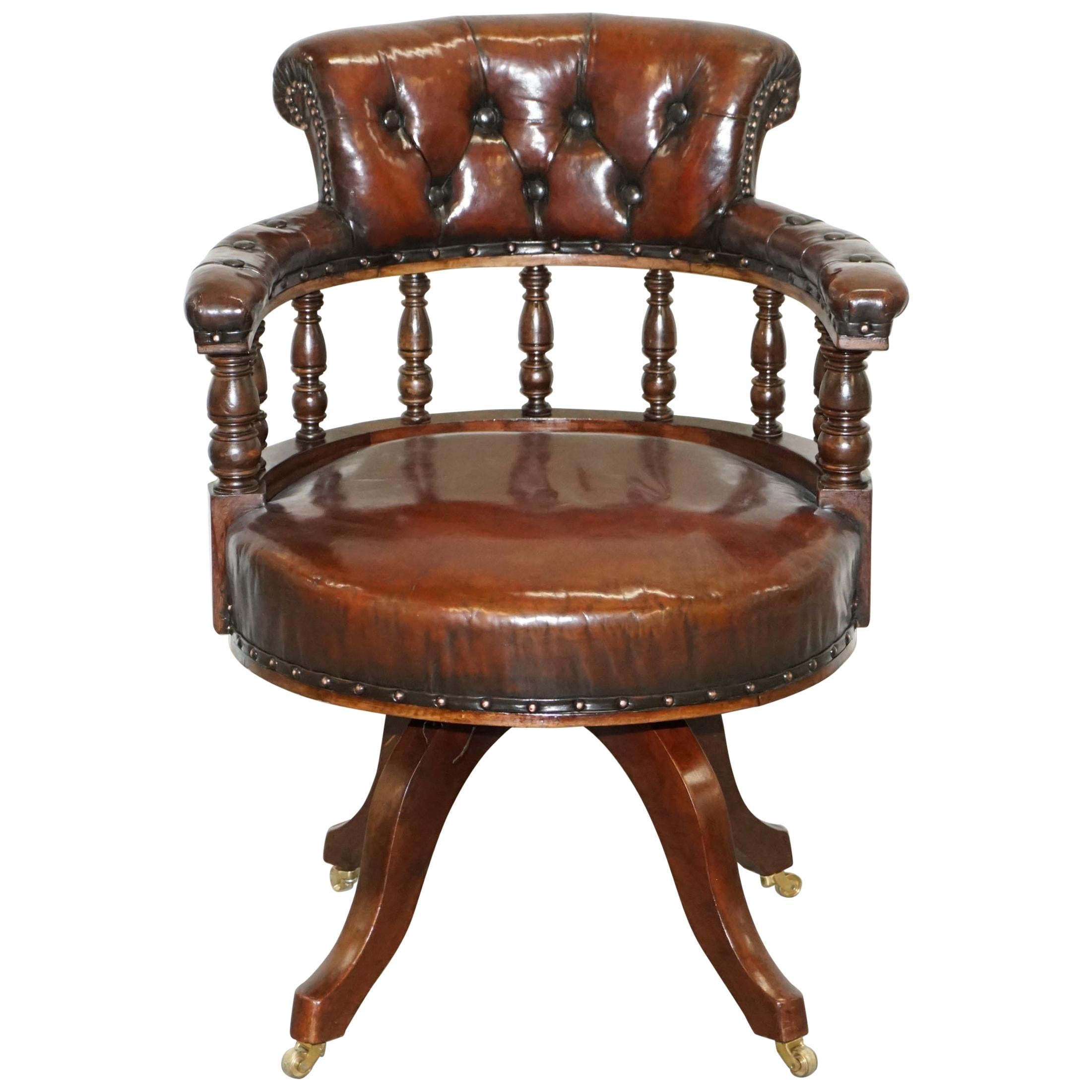 Ancienne chaise de capitaine pivotante en cuir marron cigare profond entièrement restaurée, datant d'environ 1860