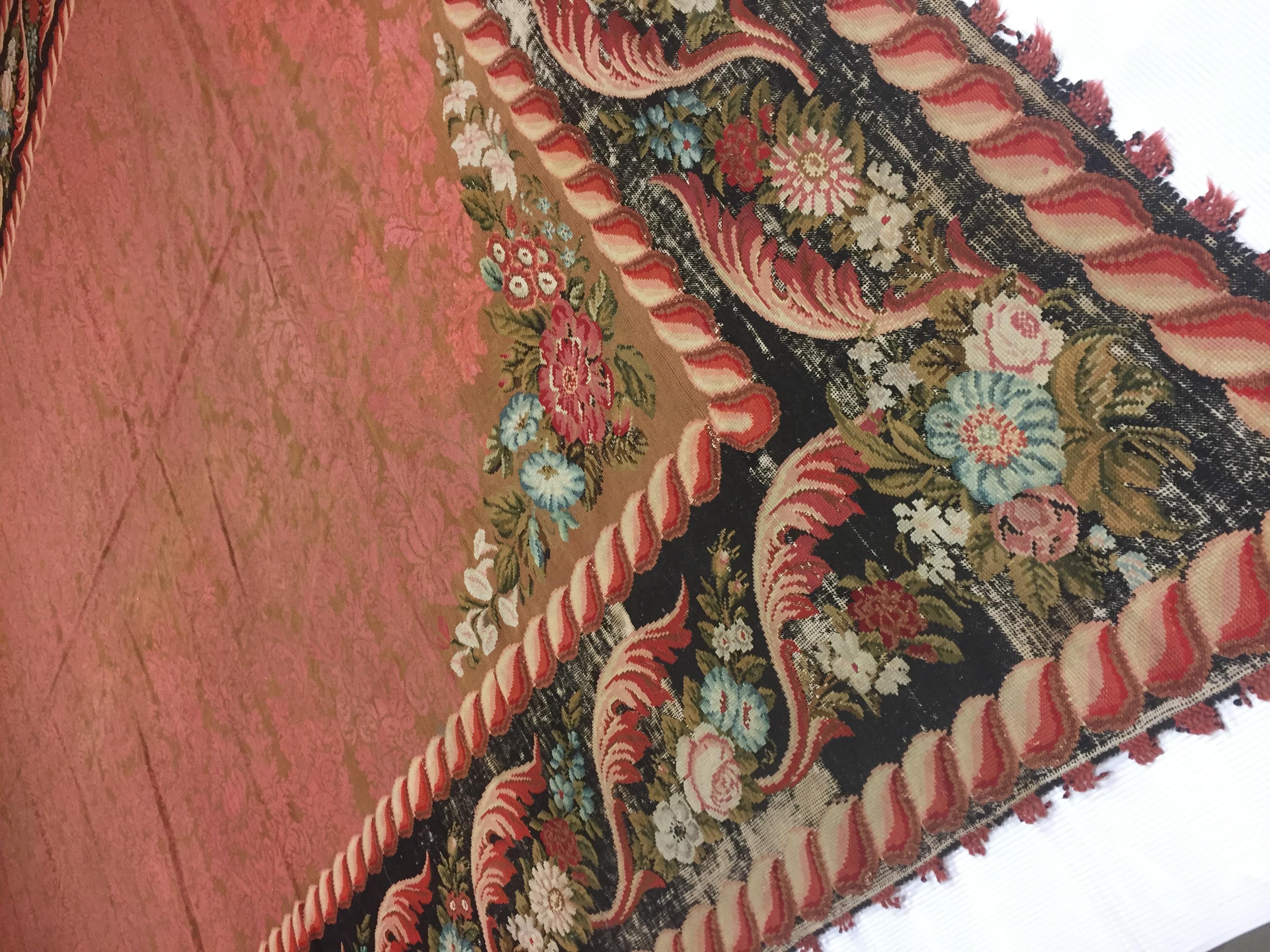 11'6 x 20'. Il s'agit d'un exceptionnel tapis à l'aiguille anglais de l'époque victorienne. Les motifs damassés de palmettes roses, de feuilles incurvées et de gerbes se répètent horizontalement. Le motif s'inspire des velours italiens de la