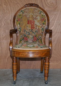 Fauteuil victorien ancien en ronce de noyer avec armoiries, datant d'environ 1860