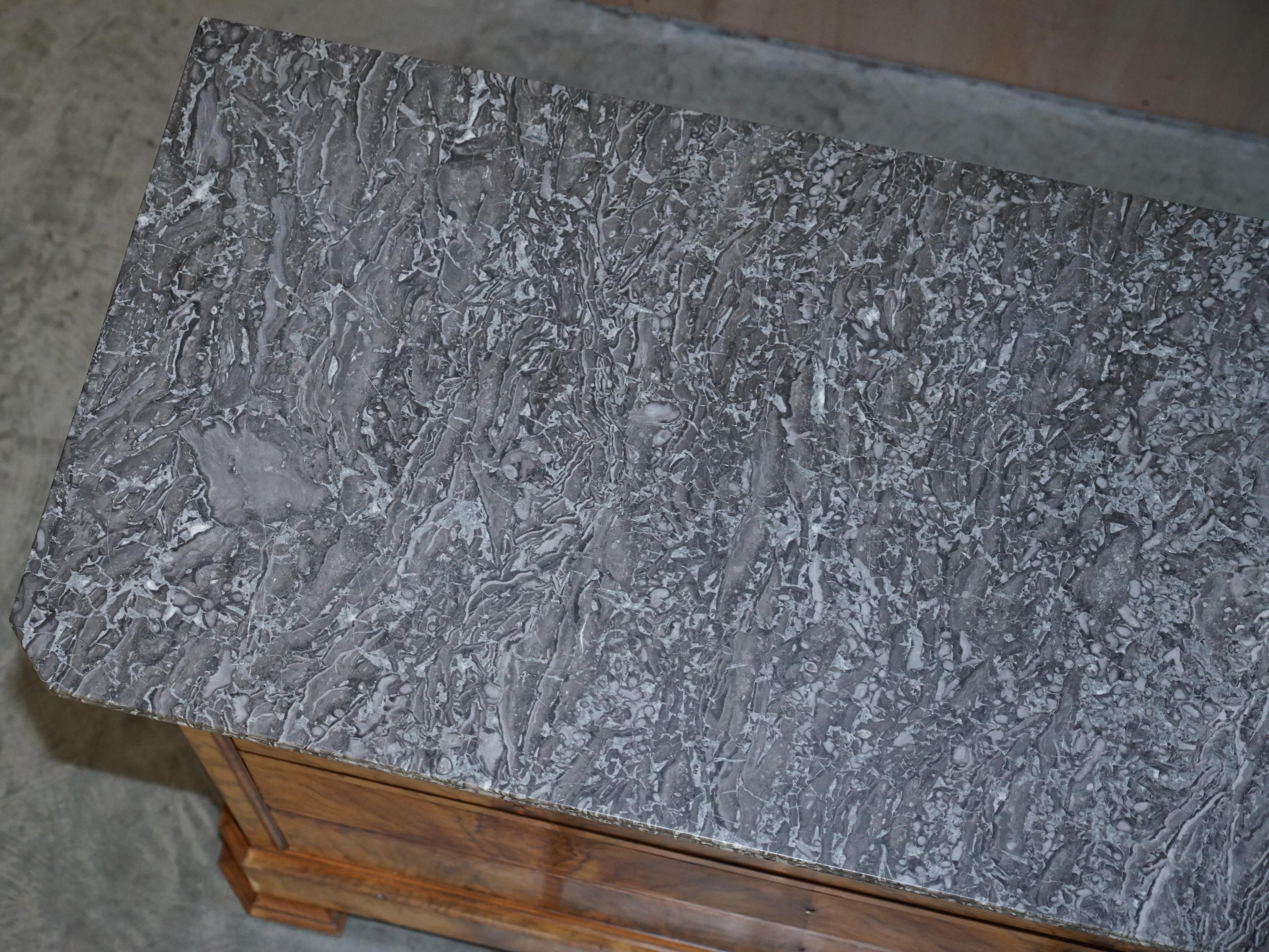 Metà XIX secolo Antico cassettone in noce e marmo del 1860 circa con chiave originale in vendita