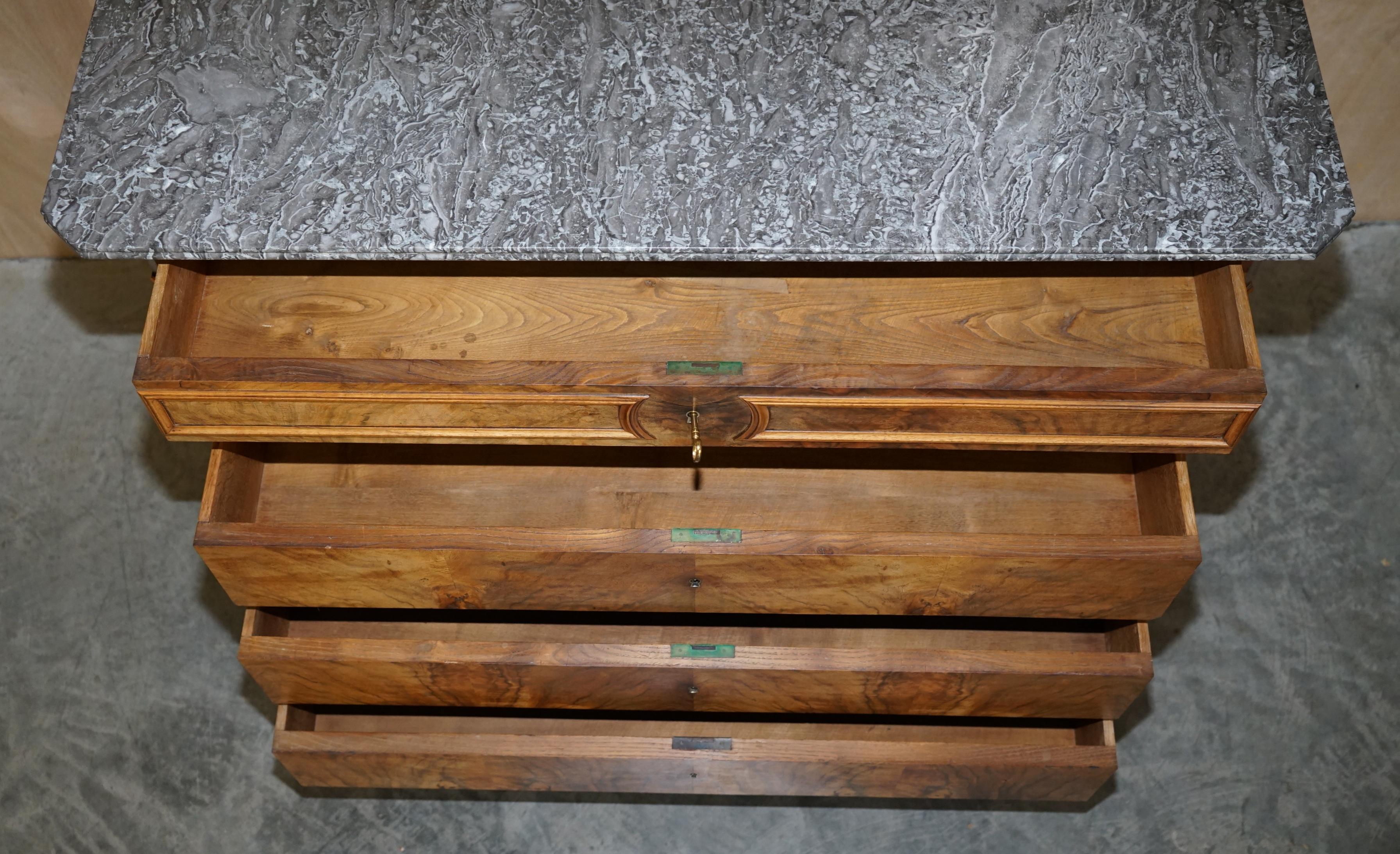 Antico cassettone in noce e marmo del 1860 circa con chiave originale in vendita 6
