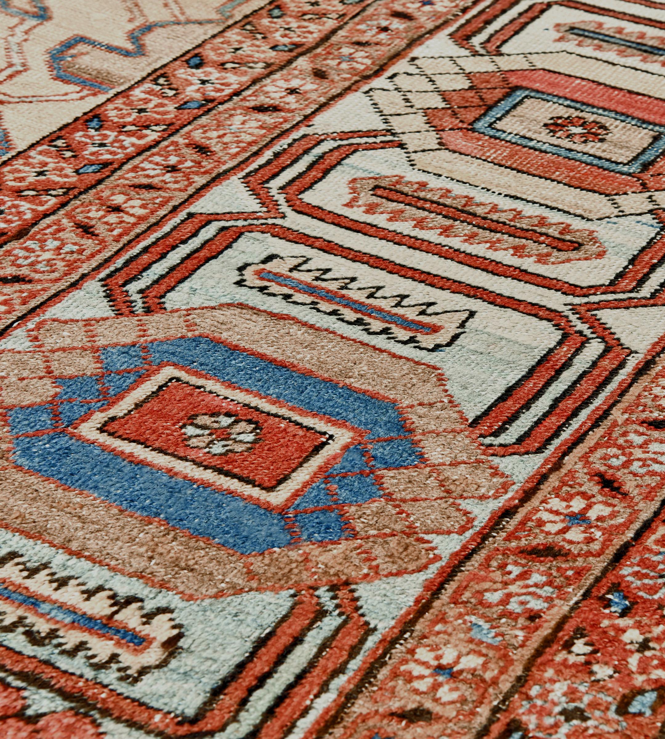 Antiker Bakhshiash-Teppich aus hellbrauner Wolle, circa 1860, groß, persisch (Handgeknüpft) im Angebot