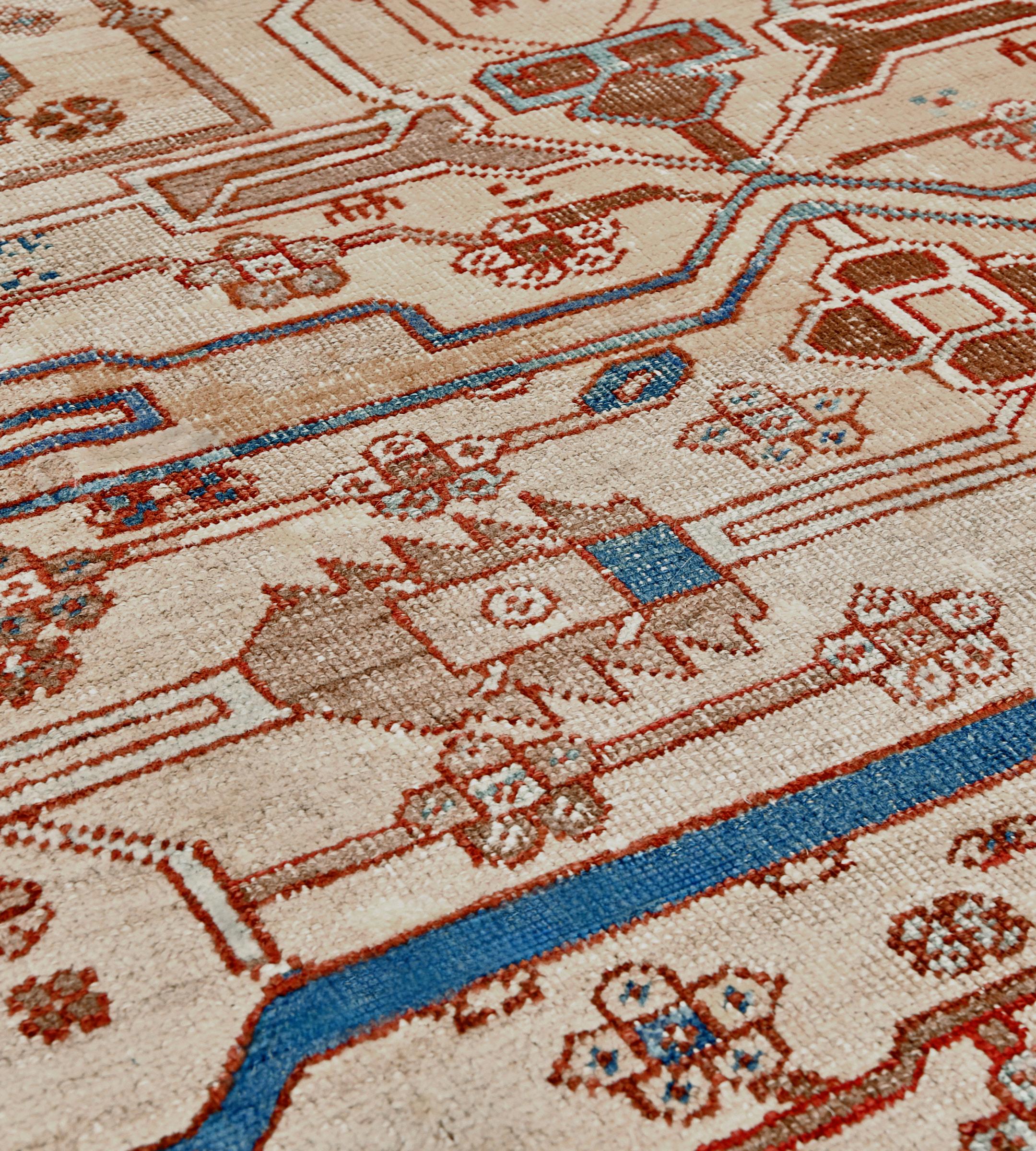 Antiker Bakhshiash-Teppich aus hellbrauner Wolle, circa 1860, groß, persisch im Zustand „Gut“ im Angebot in West Hollywood, CA