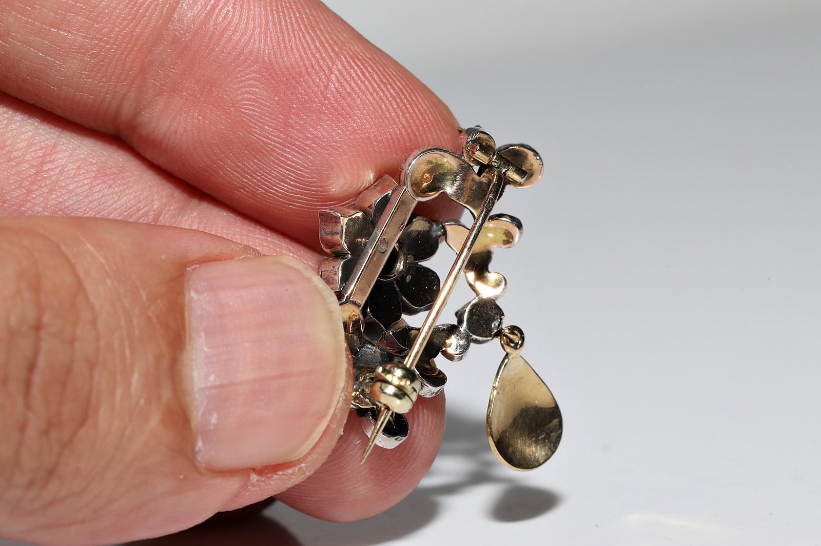Antike  CIRCA 1870er Jahre 18k Gold Top Silver Natural Rose Cut Diamond Brosche im Angebot 4