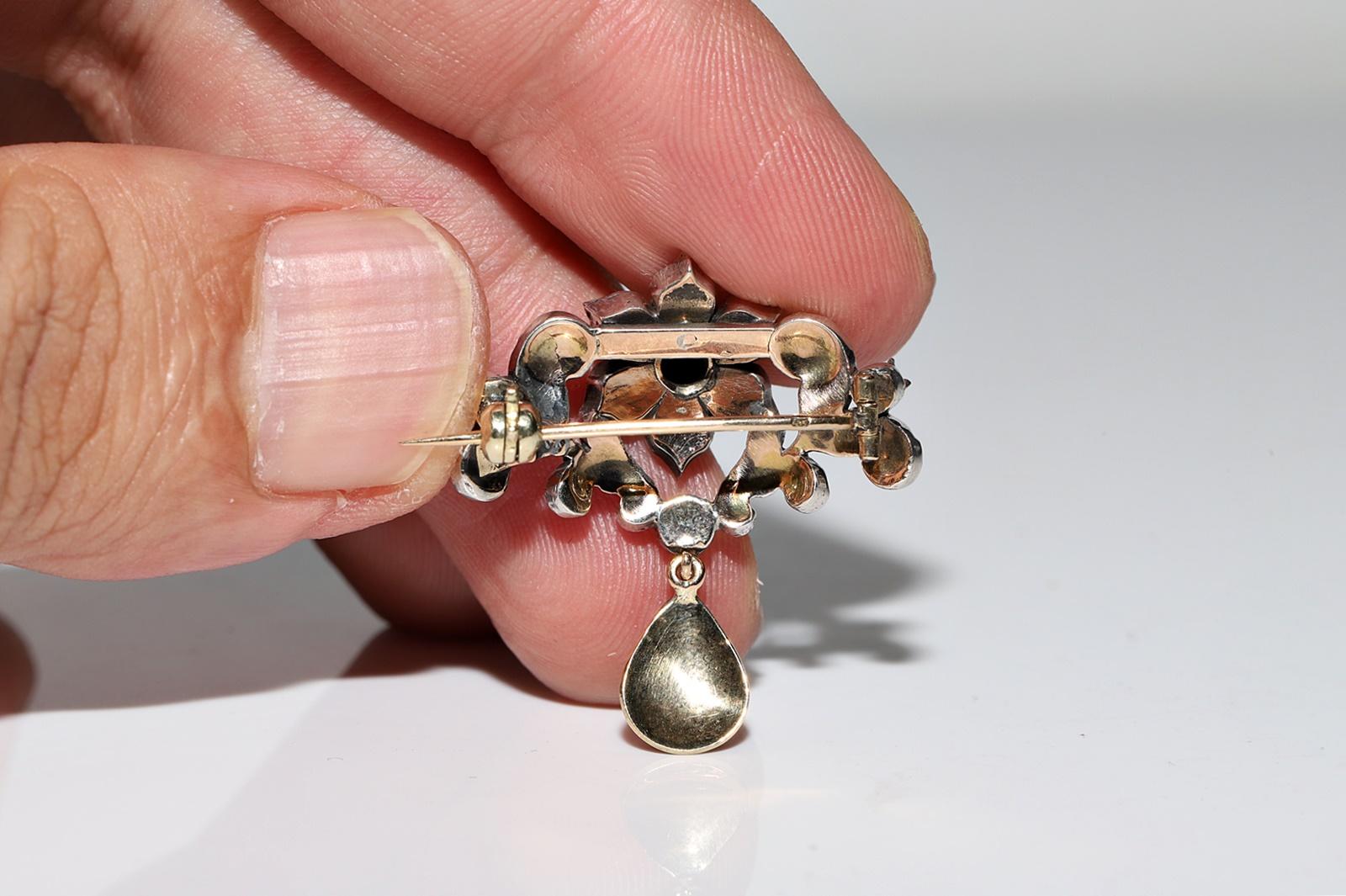 Antike  CIRCA 1870er Jahre 18k Gold Top Silver Natural Rose Cut Diamond Brosche im Angebot 3