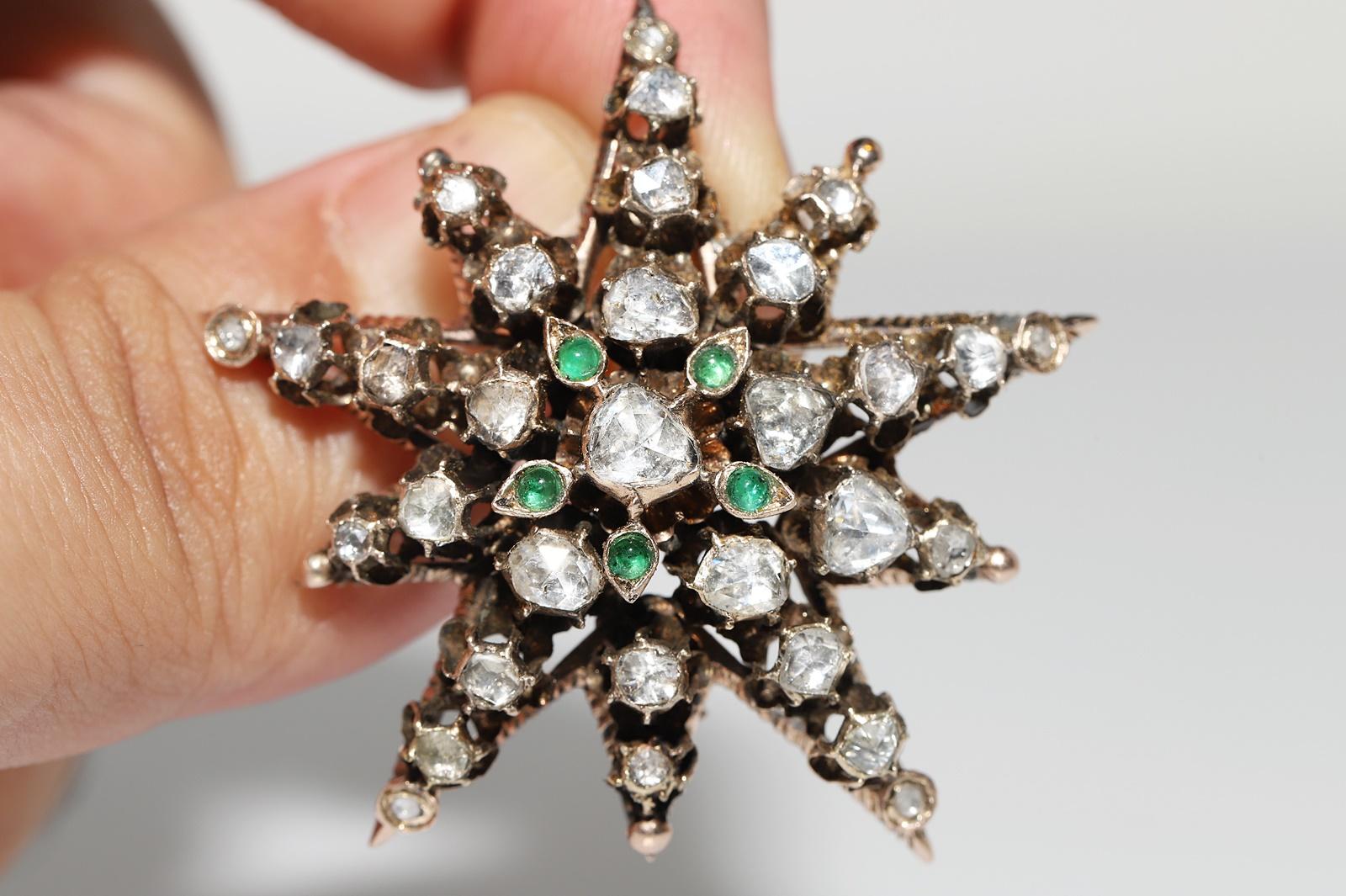 Broche étoile ancienne des années 1870 en or 8 carats, diamants naturels taille rose et émeraudes  en vente 4