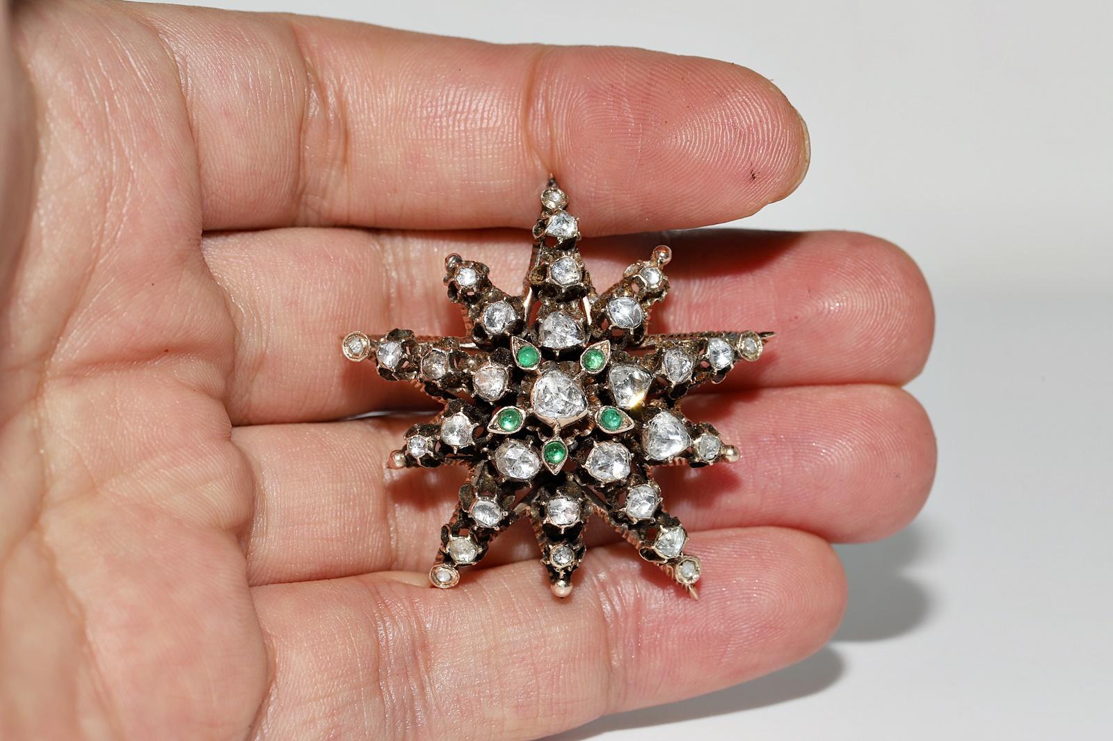 Taille rose Broche étoile ancienne des années 1870 en or 8 carats, diamants naturels taille rose et émeraudes  en vente