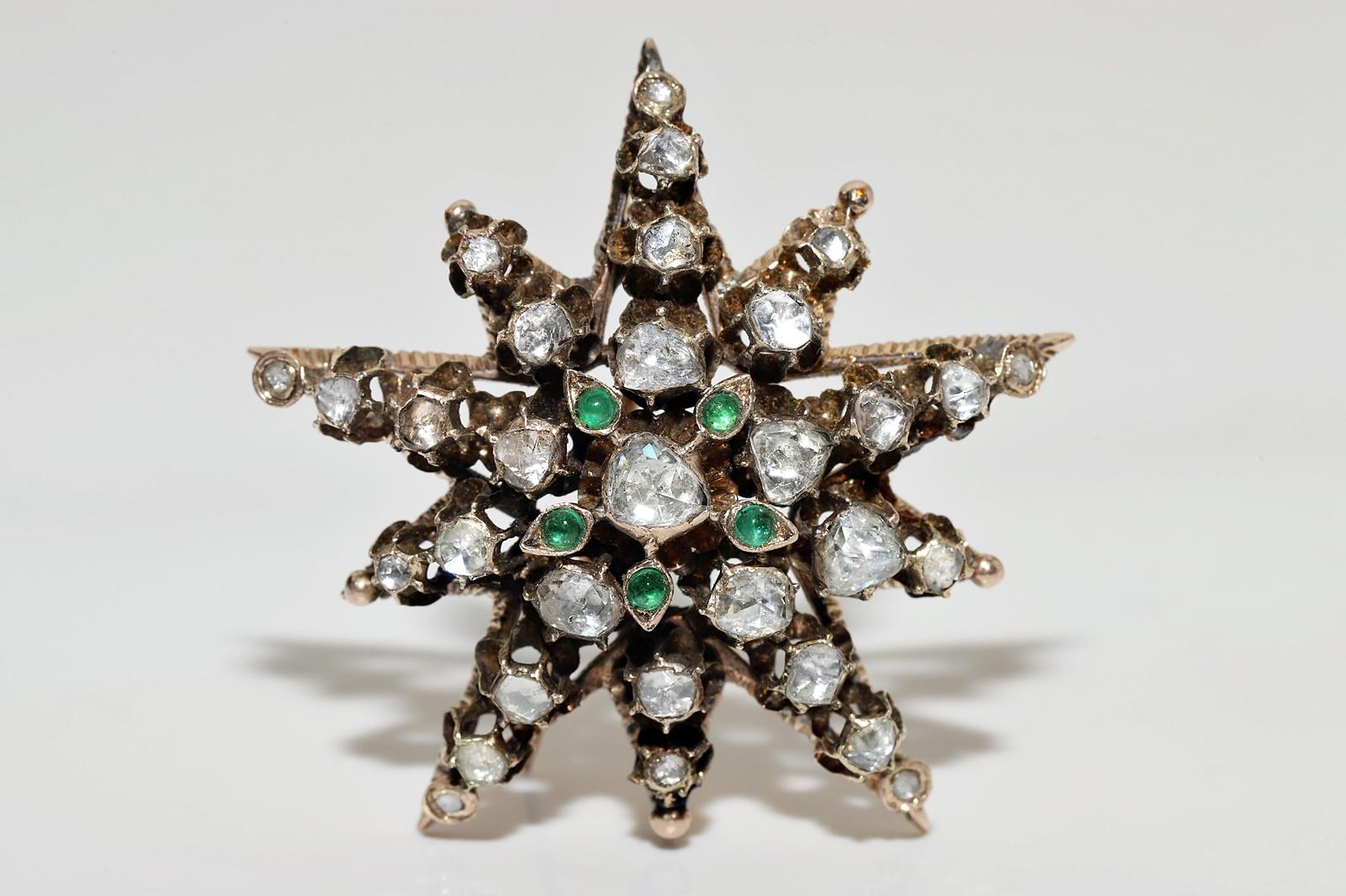 Broche étoile ancienne des années 1870 en or 8 carats, diamants naturels taille rose et émeraudes  en vente 1