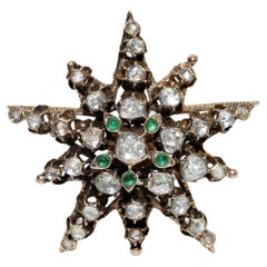Broche étoile ancienne des années 1870 en or 8 carats, diamants naturels taille rose et émeraudes 