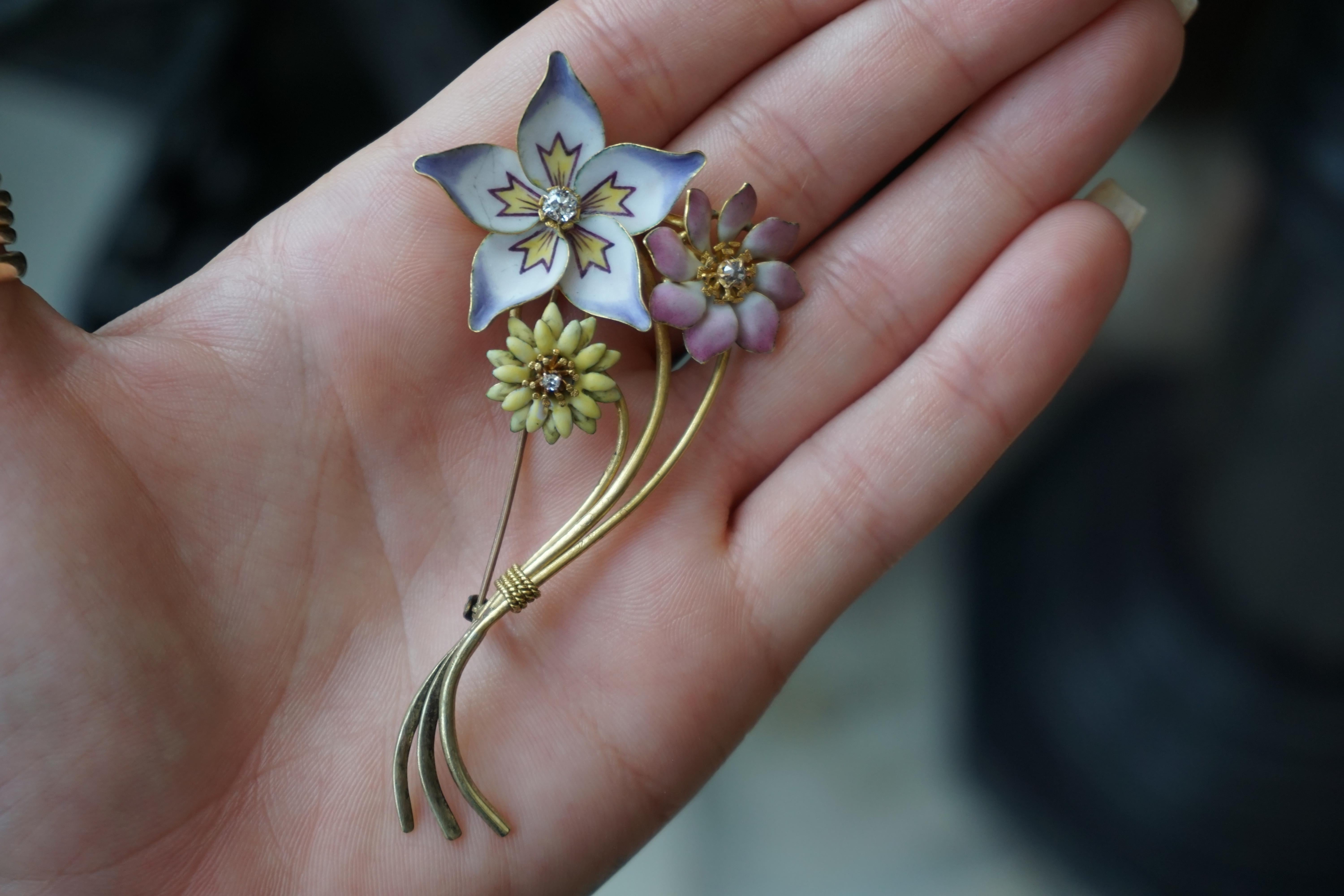 Antique 18k Gold Pastel Enamel Triple Flower Pin In Excellent Condition For Sale In METAIRIE, LA