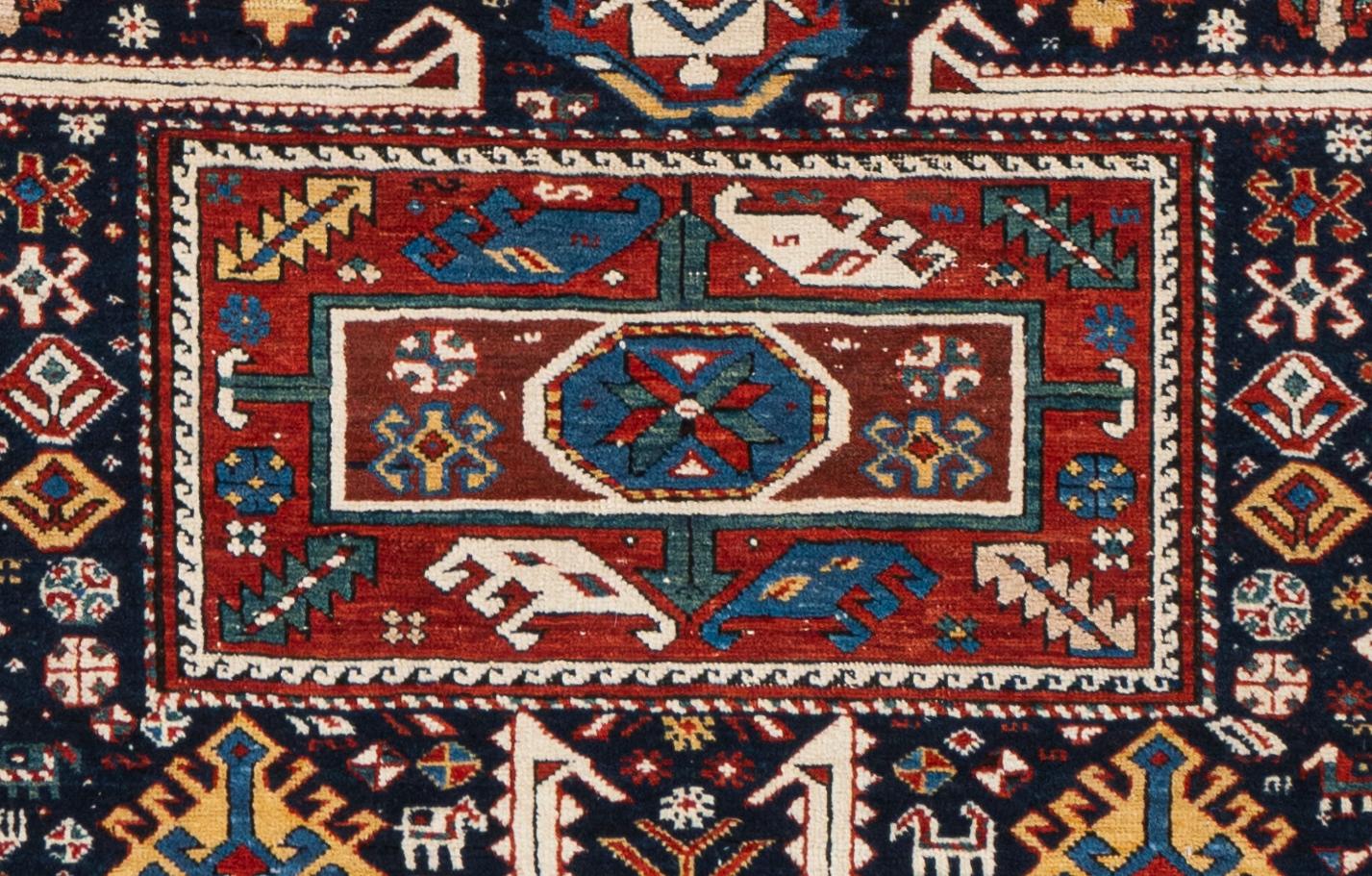 3'10 X 8'2. Las alfombras Akstafa son un tipo distintivo de alfombra caucásica, tejida tradicionalmente en la región de Akstafa (también deletreada Agstafa) del noroeste de Azerbaiyán. Estas alfombras forman parte de la familia más amplia de