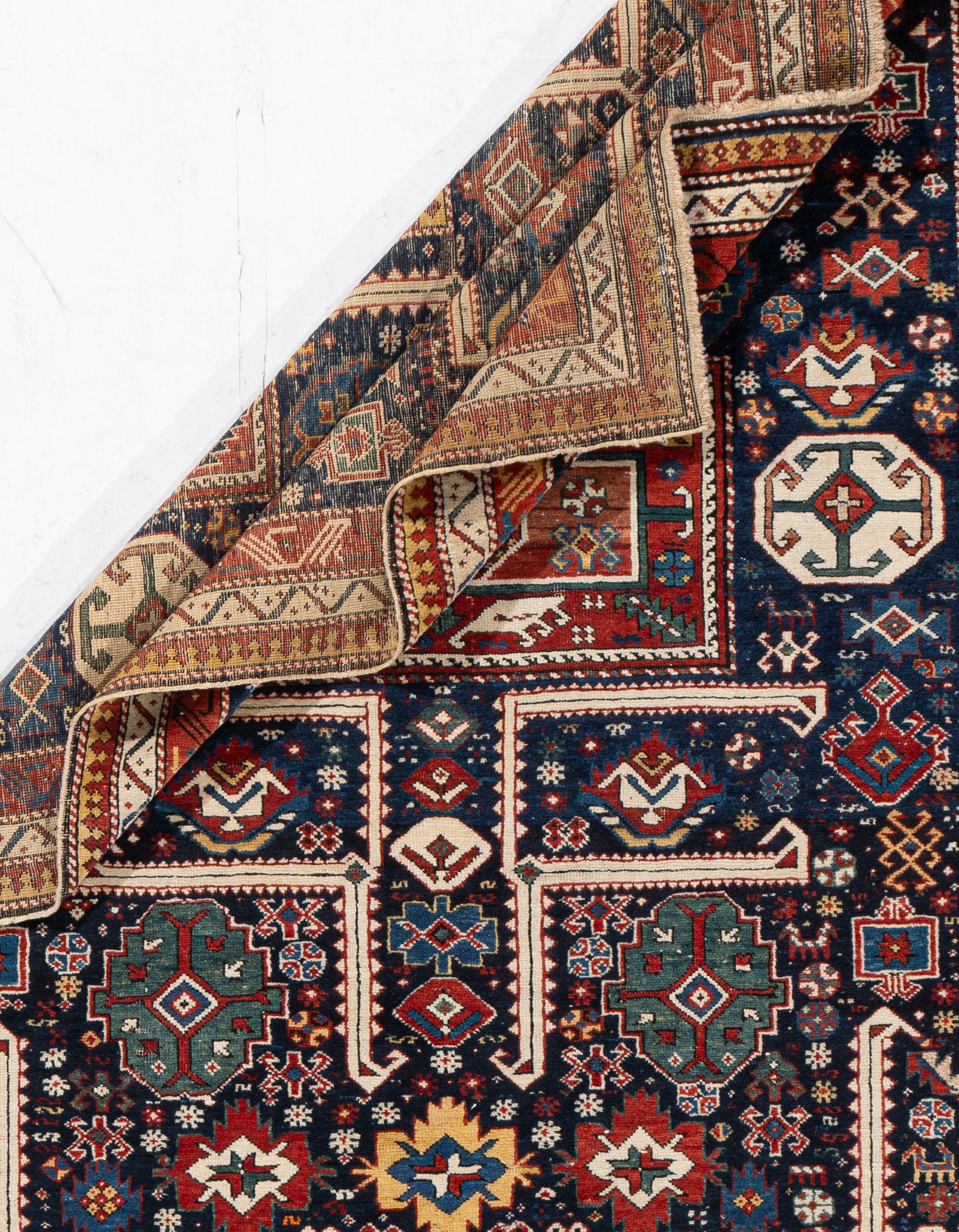 Antiguo Circa 1880 Azul Akstafa Caucásico Alfombra Anudada a Mano 3'10 X 8'2 en Bueno estado para la venta en New York, NY