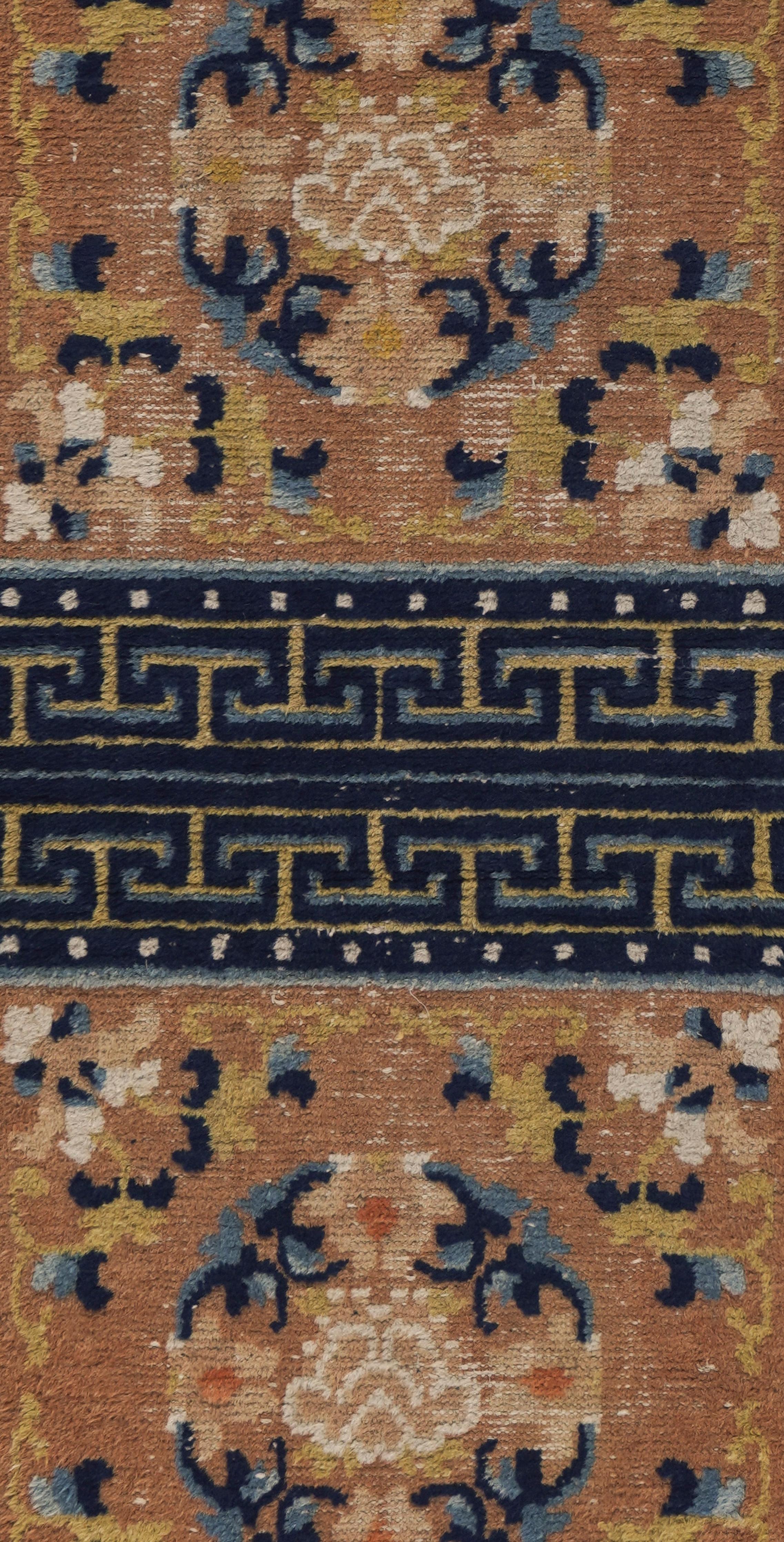 Antico cuscino doppio annodato a mano cinese Ningzia blu del 1880, 2'2 X 4'2.  La tessitura dei tappeti in Cina risale al II secolo d.C. e gli imperatori Ming decoravano le stanze dei palazzi della Città Proibita con tappeti spessi e grossolani dai