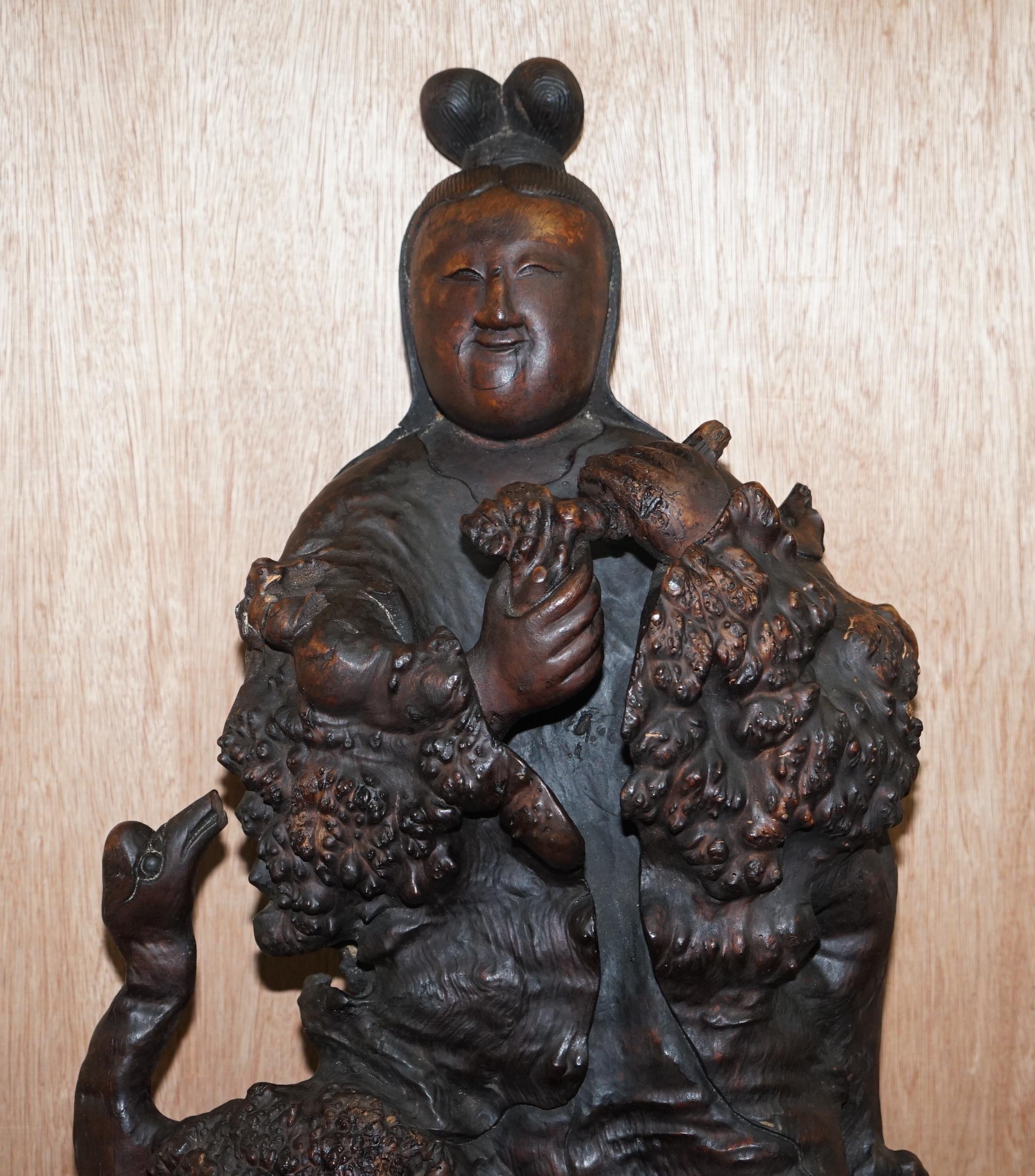 Estamos encantados de ofrecer a la venta esta preciosa estatua antigua de madera de raíz tallada a mano del maravilloso Buda

Un ejemplo muy fino, la expresión del rostro de Buda es muy serena. Lo hemos limpiado, encerado y abrillantado; los
