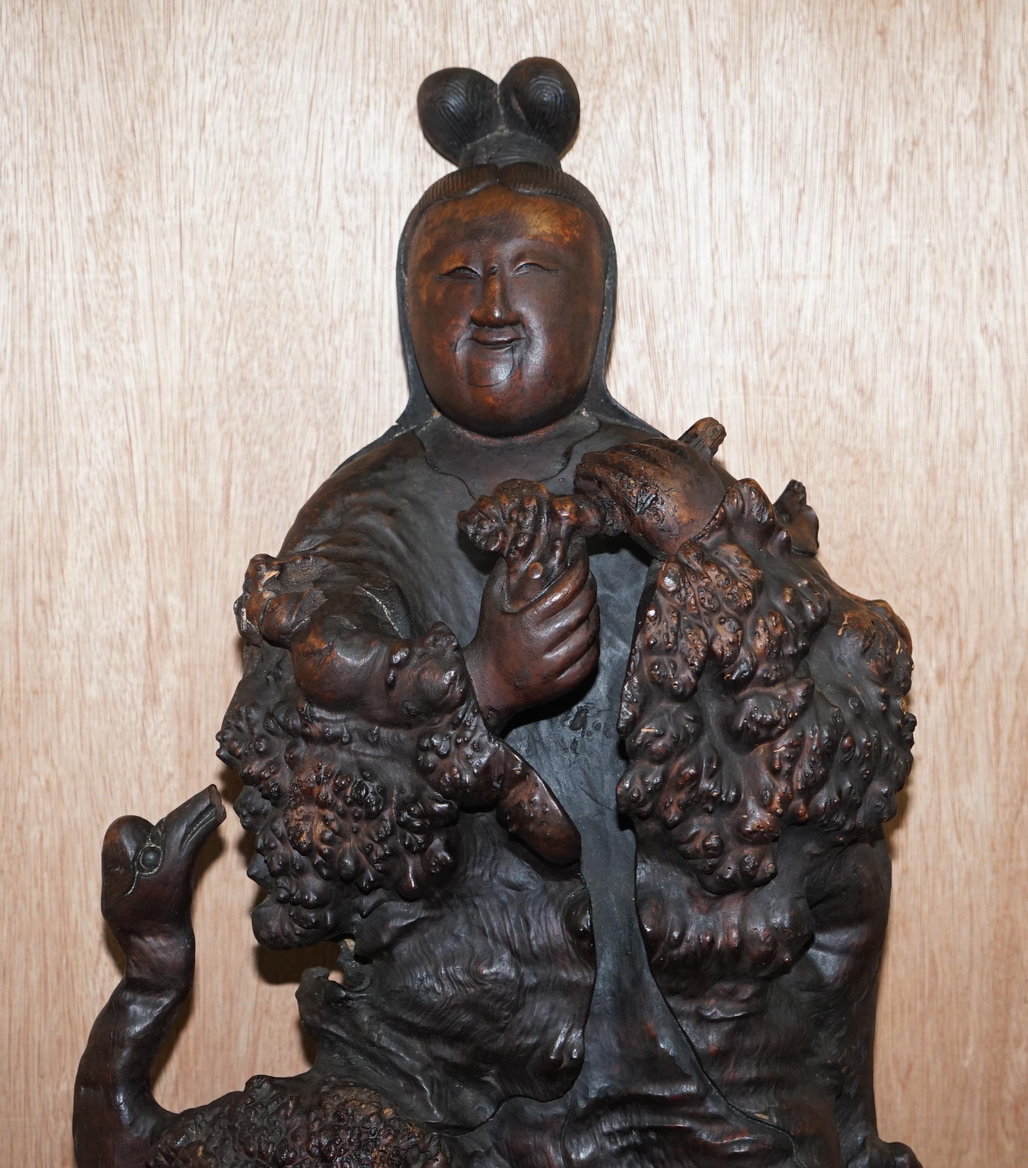 Wir freuen uns, diese schöne handgeschnitzte antike Wurzelholzstatue des wunderbaren Buddha zum Verkauf anzubieten

Ein sehr schönes Beispiel, der Ausdruck auf Buddhas Gesicht ist sehr gelassen. Wir haben ihn gereinigt, gewachst und poliert, die