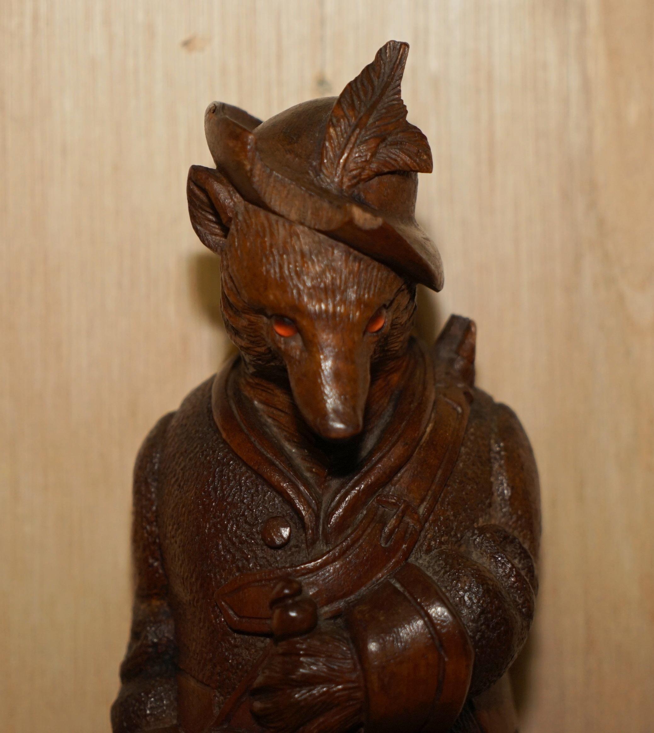Forêt-Noire ANTIQUE CIRCA 1880 COLLECTABLE FORET NOIRE Sculptée à la main FOX WHiP HOOK GLASS EYES en vente