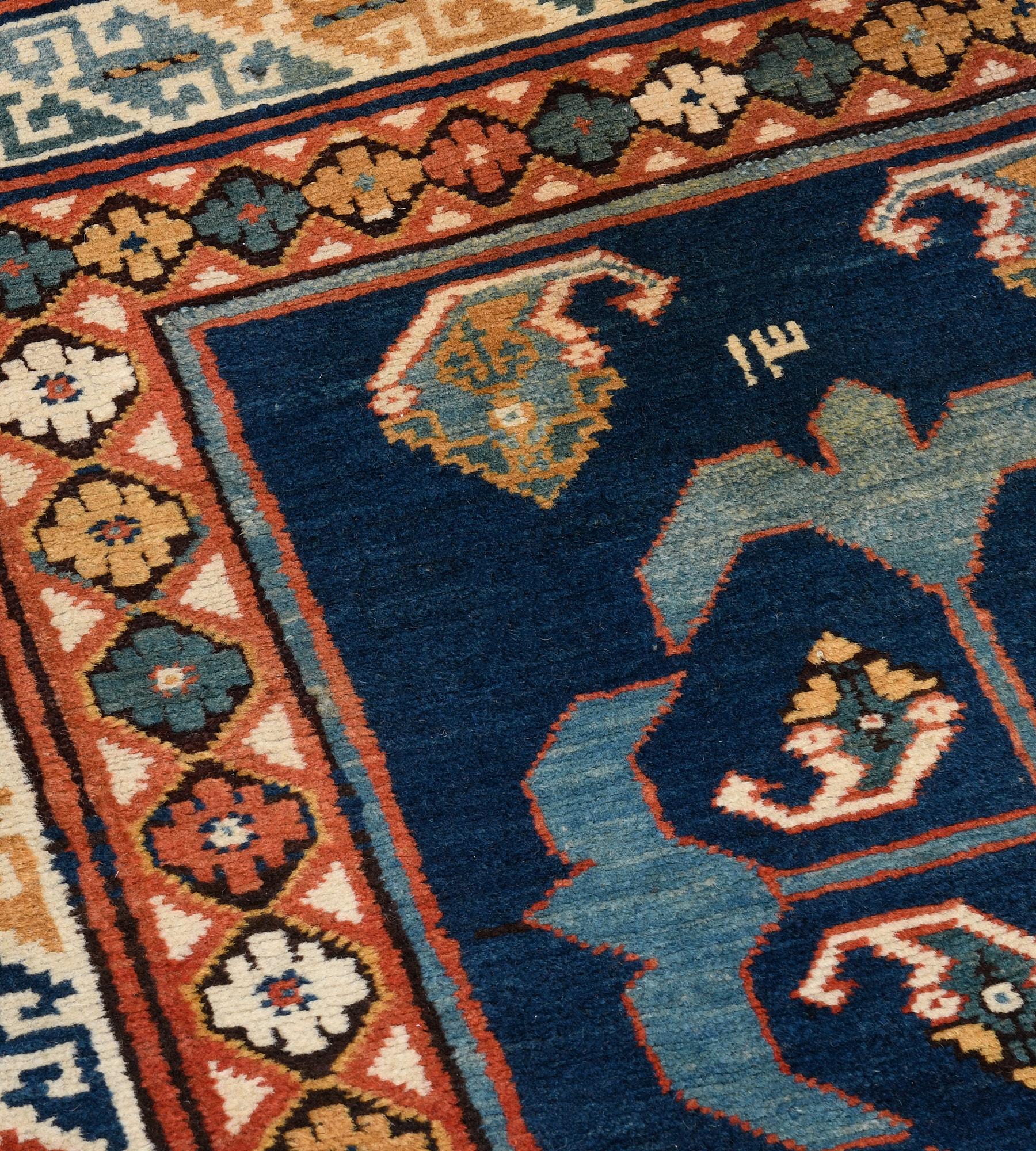 Tapis de couloir caucasien ancien tissé à la main vers 1880, bleu marine et bleu à fleurs en vente 5