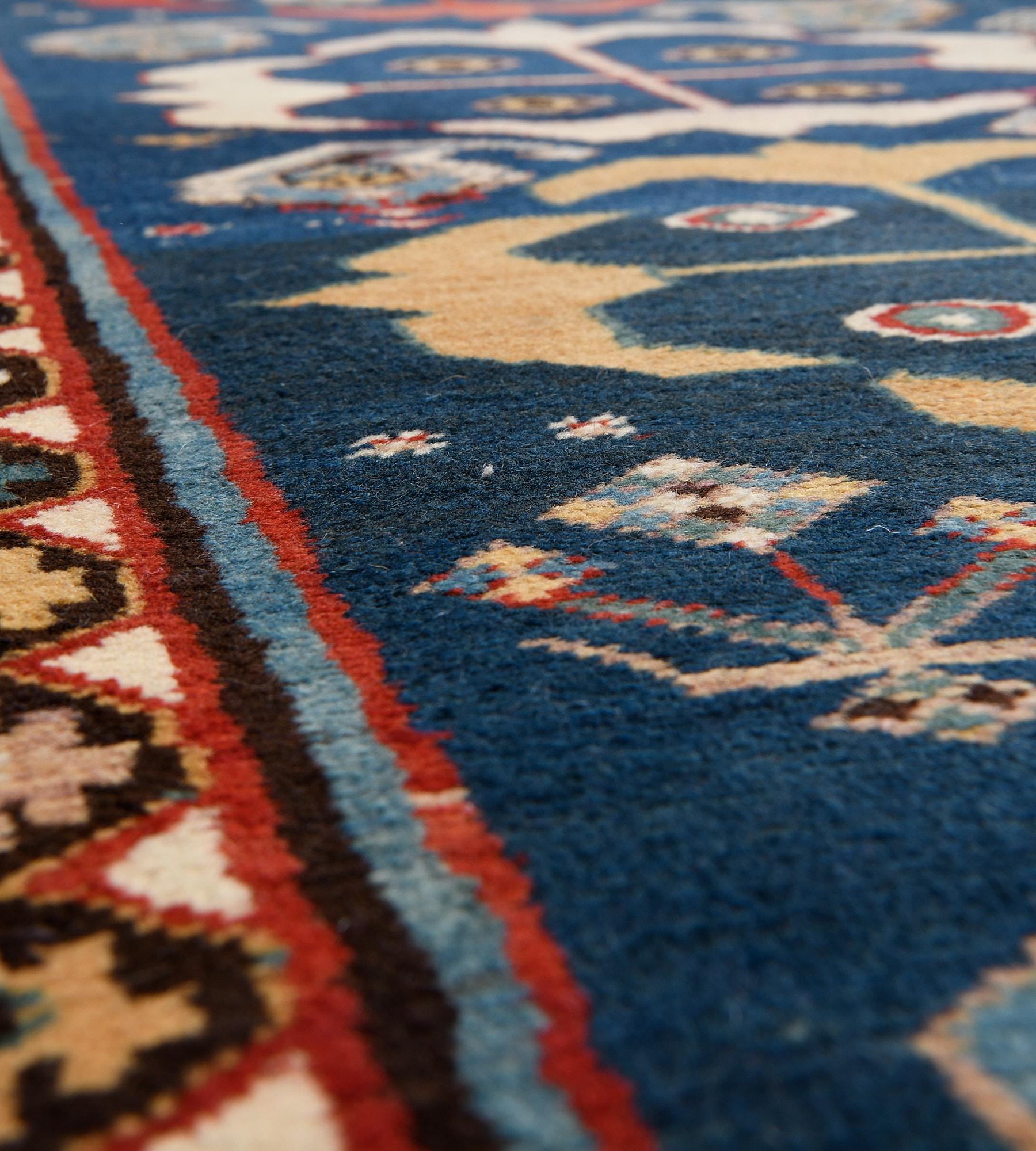 Caucasien Tapis de couloir caucasien ancien tissé à la main vers 1880, bleu marine et bleu à fleurs en vente