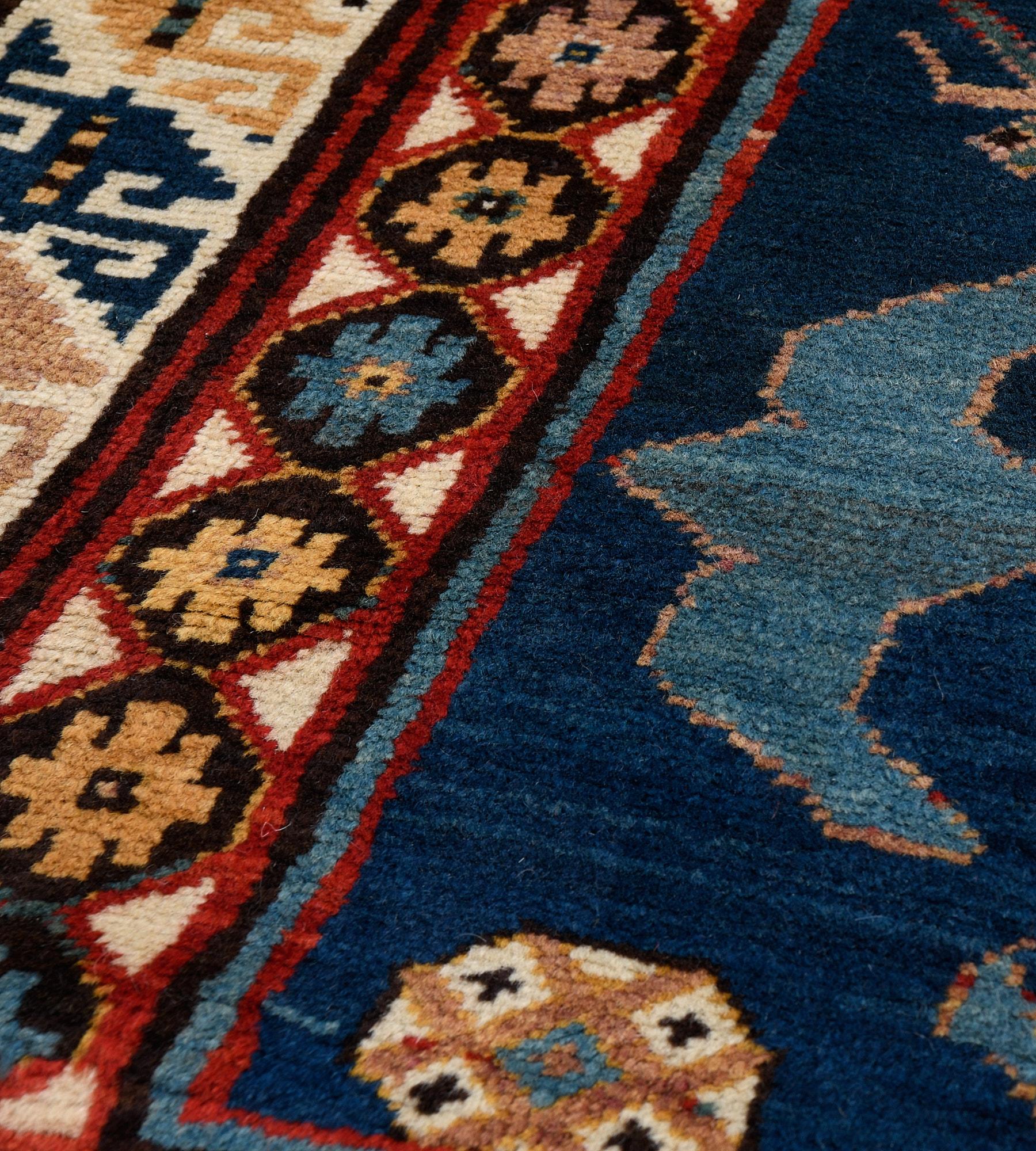 Laine Tapis de couloir caucasien ancien tissé à la main vers 1880, bleu marine et bleu à fleurs en vente
