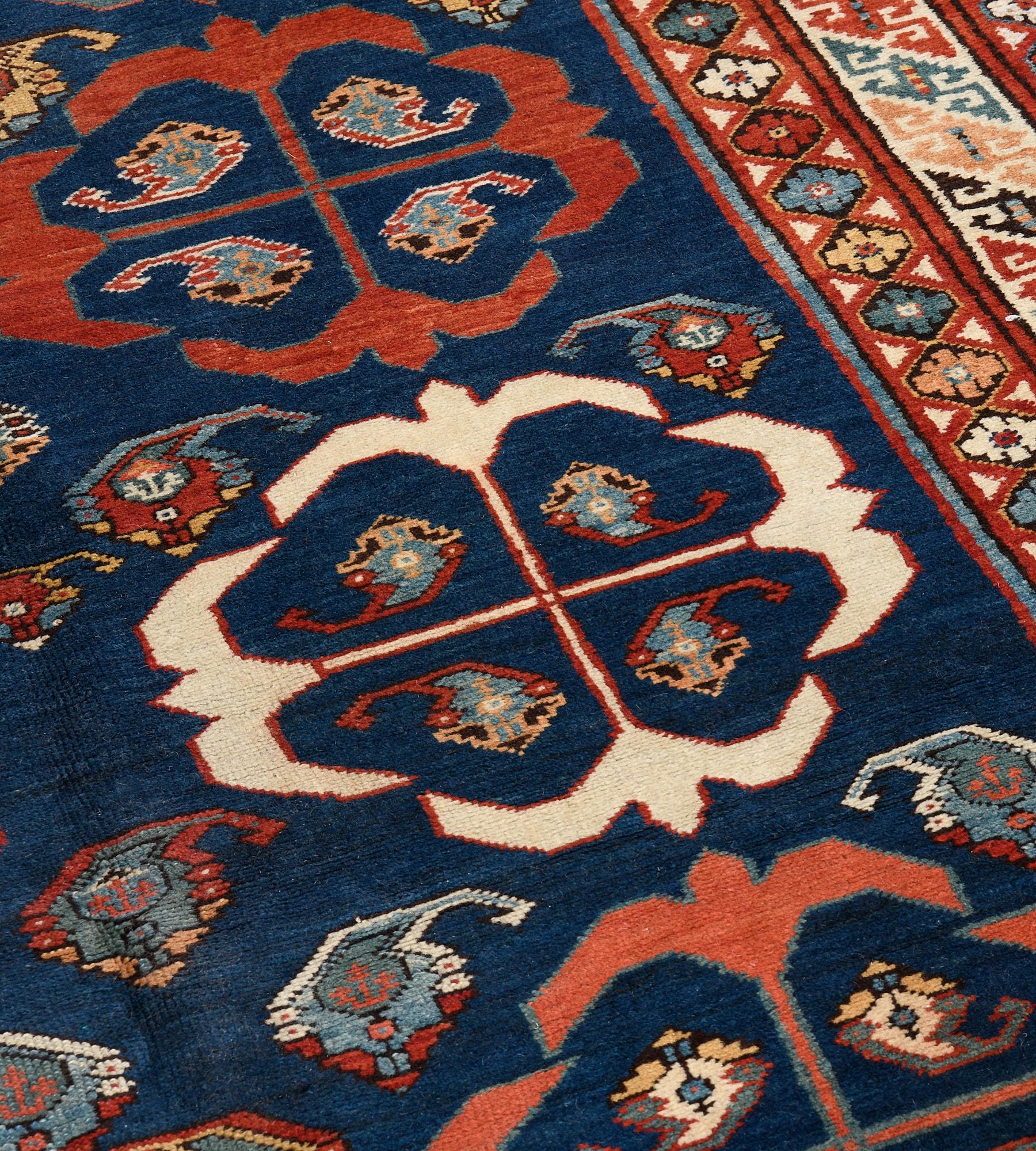Tapis de couloir caucasien ancien tissé à la main vers 1880, bleu marine et bleu à fleurs en vente 2
