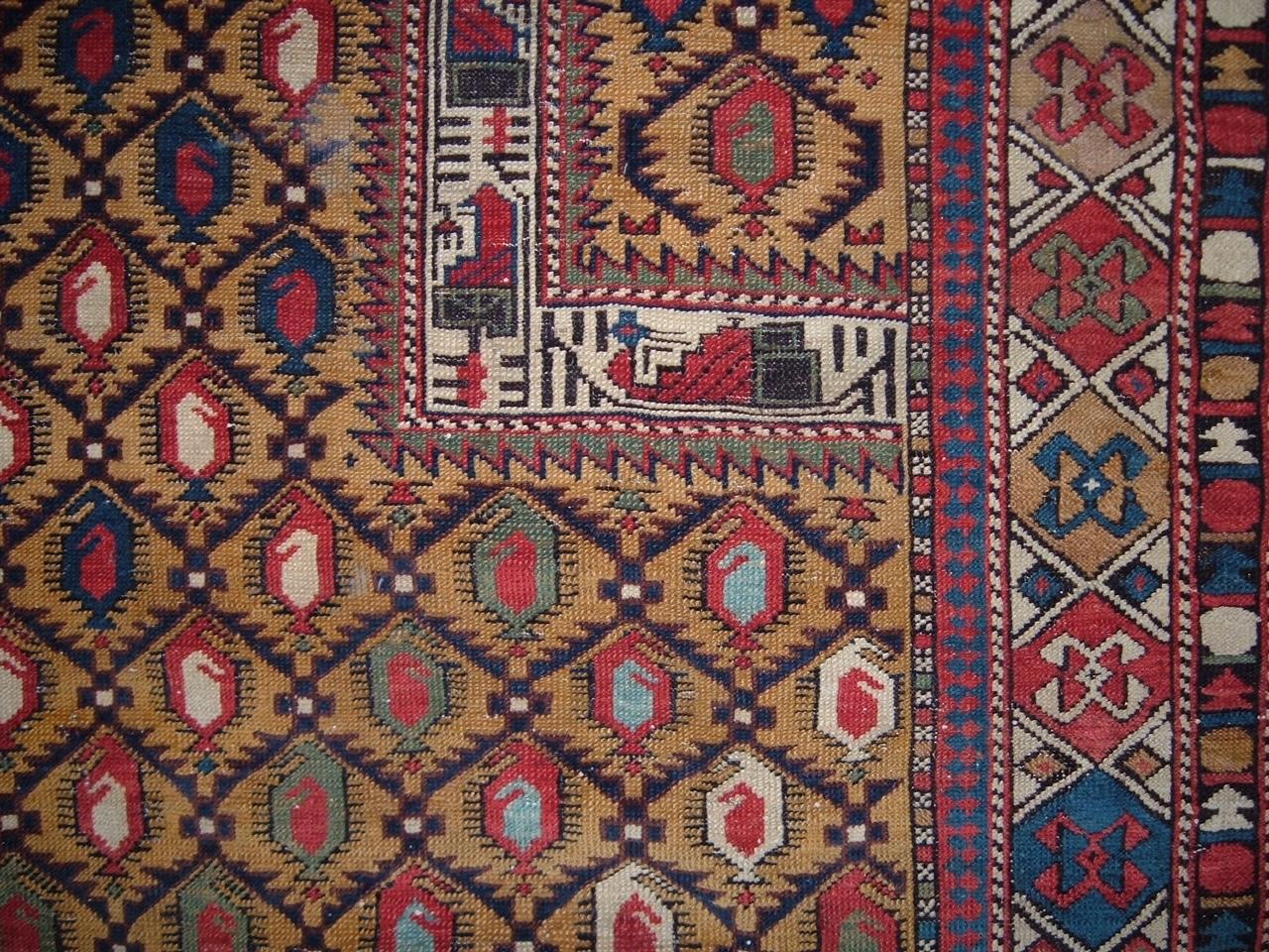 Antique Circa 1880 Gold Caucasian Shirvan Marasali Hand Knotted Rug 4' X 4'10. Tapis caucasien de Shirvan provenant de la ville de Marasali, qui est étroitement associée à la production de tapis de prière présentant des motifs de champs raffinés,