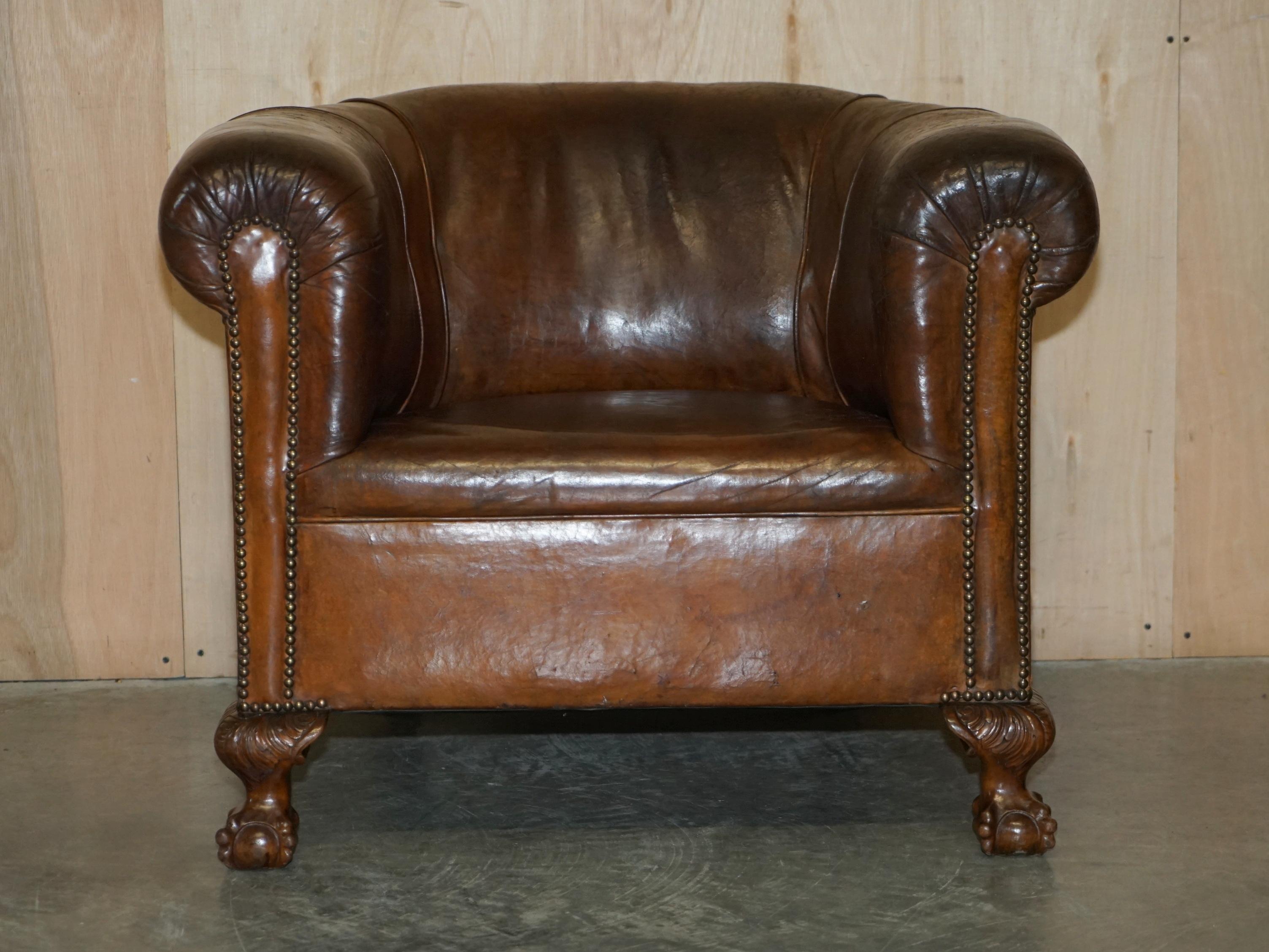 Wir freuen uns, diesen originalen braunen Ledersessel aus der Zeit um 1880 mit handgeschnitzten Krallen- und Kugelfüßen zum Verkauf anzubieten.

Ein gut aussehender, gut gemacht und dekorative Stuhl, es ist außergewöhnlich bequem und etwas größer