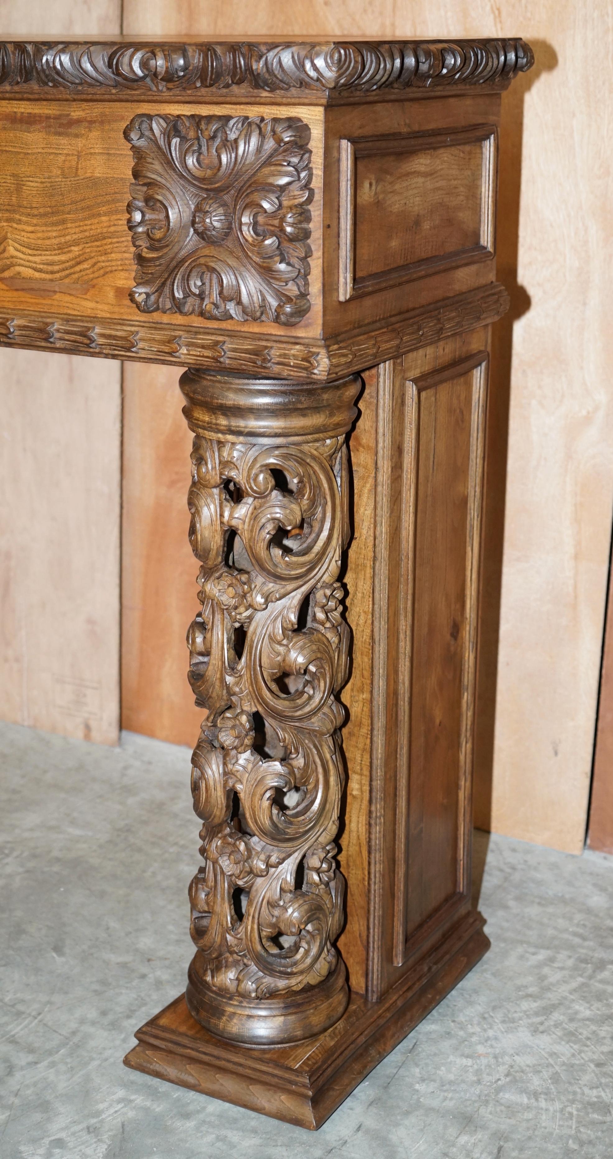 Antiker handgeschnitzter Kaminsims aus massivem Ulmenholz mit Laubsäulen, um 1880 (Spätes 19. Jahrhundert) im Angebot