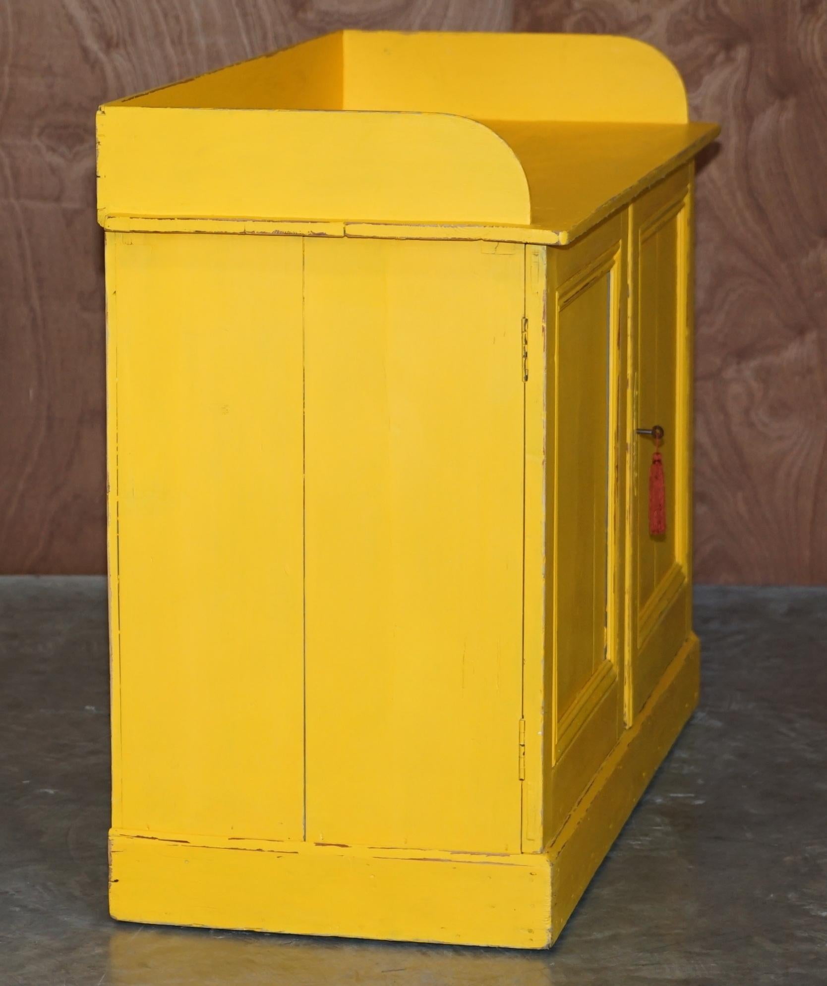 Antiquité circa 1880 Hungarian Hand Painted Yellow Pine Kitchen Sideboard Stand en vente 3