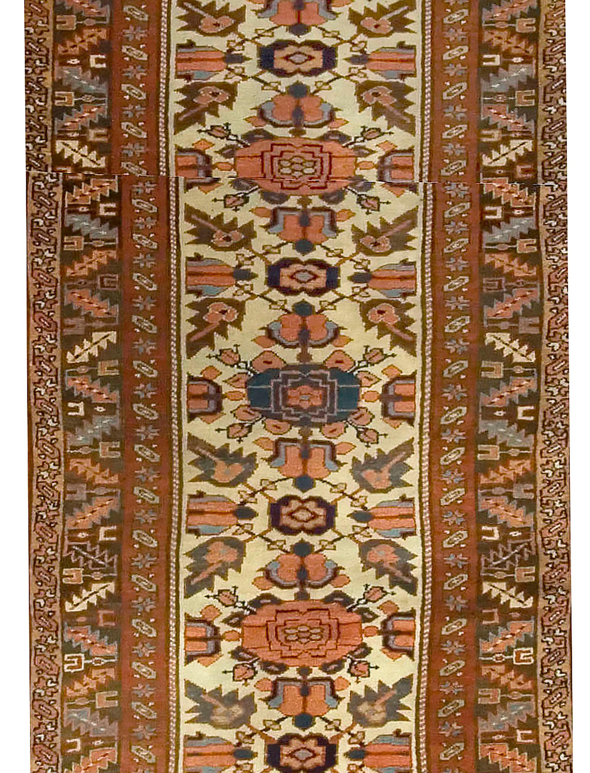 Antike CIRCA 1880 Elfenbein Kurdisch Läufer 3'7 x 13'5 (Persisch) im Angebot