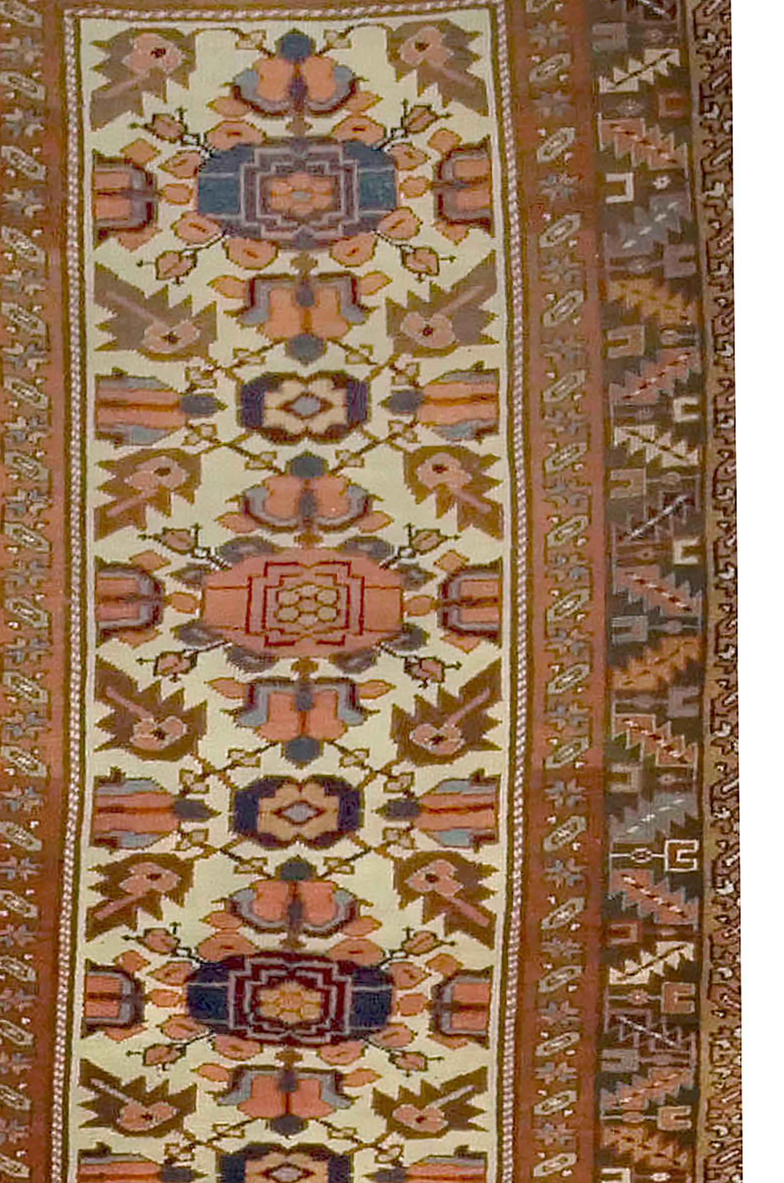 Antike CIRCA 1880 Elfenbein Kurdisch Läufer 3'7 x 13'5 im Zustand „Gut“ im Angebot in New York, NY