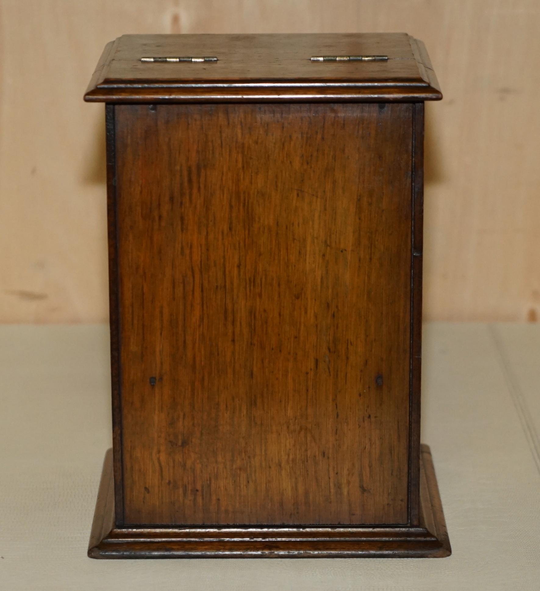 Oak ANTIQUE CIRCA 1880 LIBERTY LONDON ART NOUVEAU SMOKERS PIPE BOX + PERIOD PIPEs For Sale