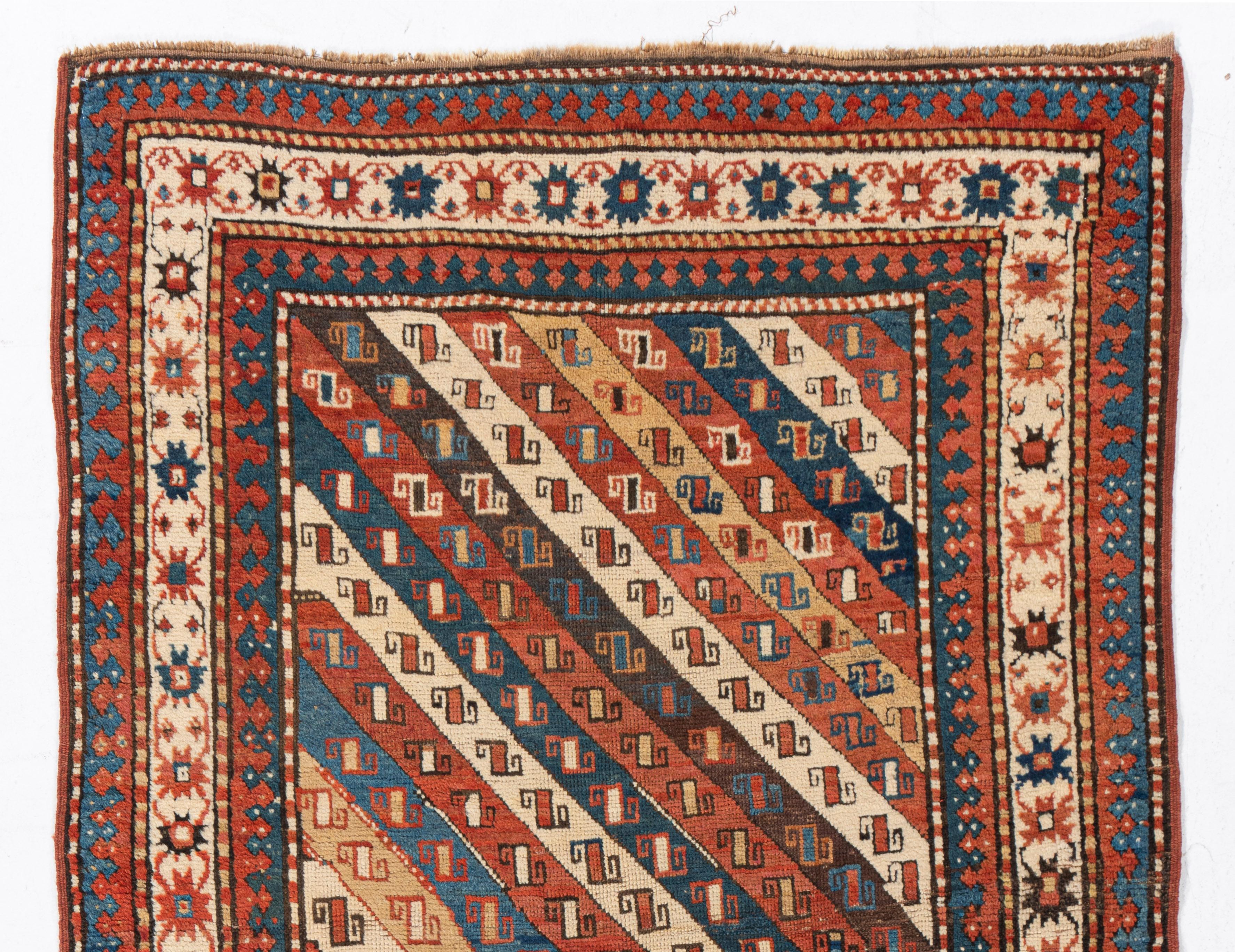 4'8 X 7'5. Antiker kaukasischer Kazak-Teppich. Kaukasische Teppiche werden hauptsächlich in Dörfern und nicht in Städten hergestellt. Die Teppiche aus dem Kaukasus, die aus den Materialien der einzelnen Stammesprovinzen hergestellt werden, weisen in