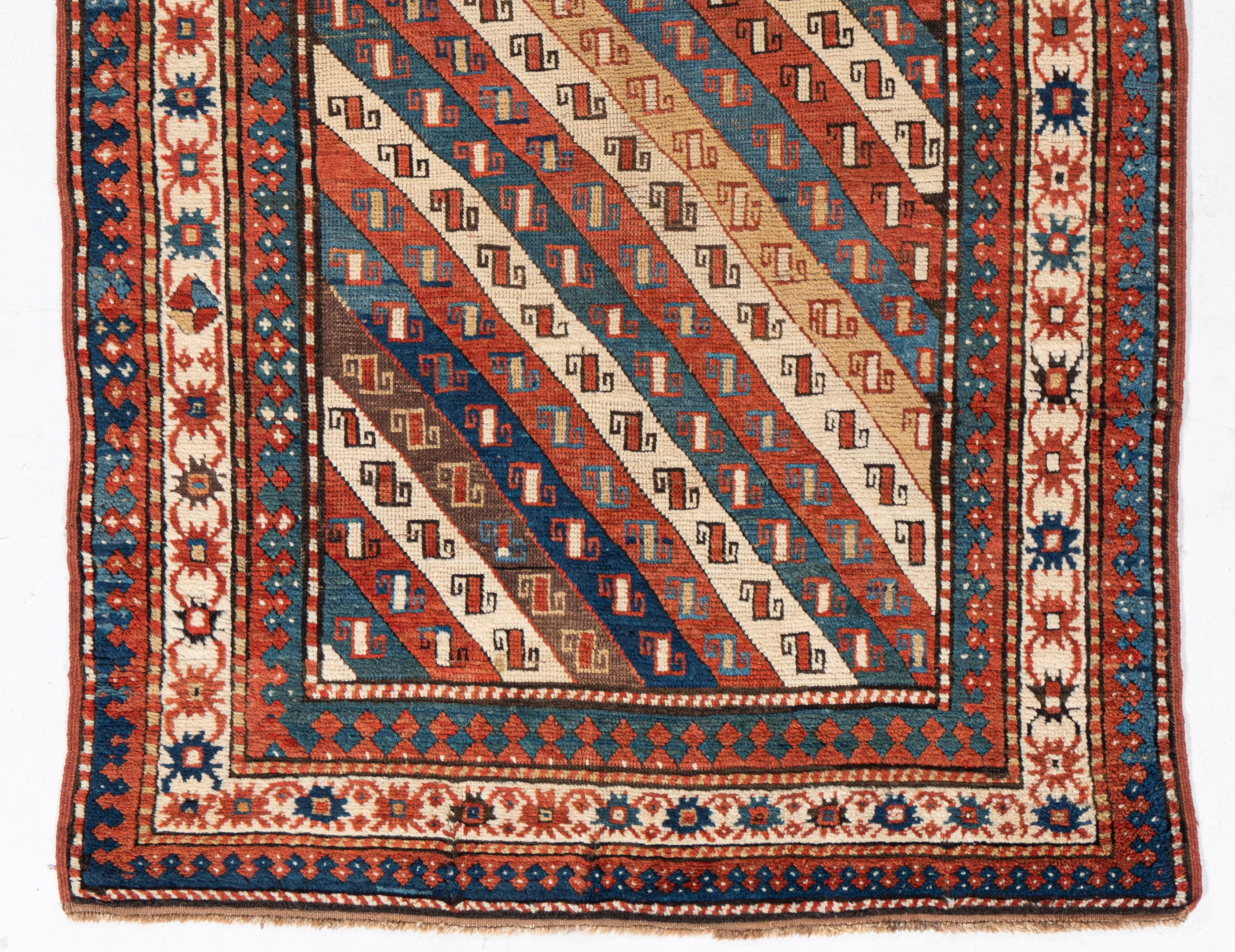 Antiker roter kaukasischer Kazak-Handgeknüpfter Teppich, um 1880 (Kasachisch) im Angebot
