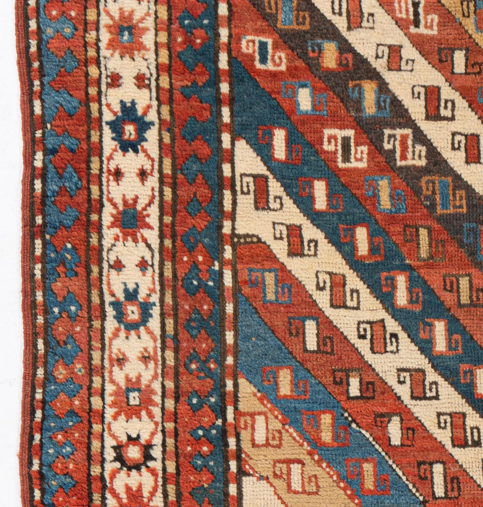 Antiker roter kaukasischer Kazak-Handgeknüpfter Teppich, um 1880 (Kaukasisch) im Angebot
