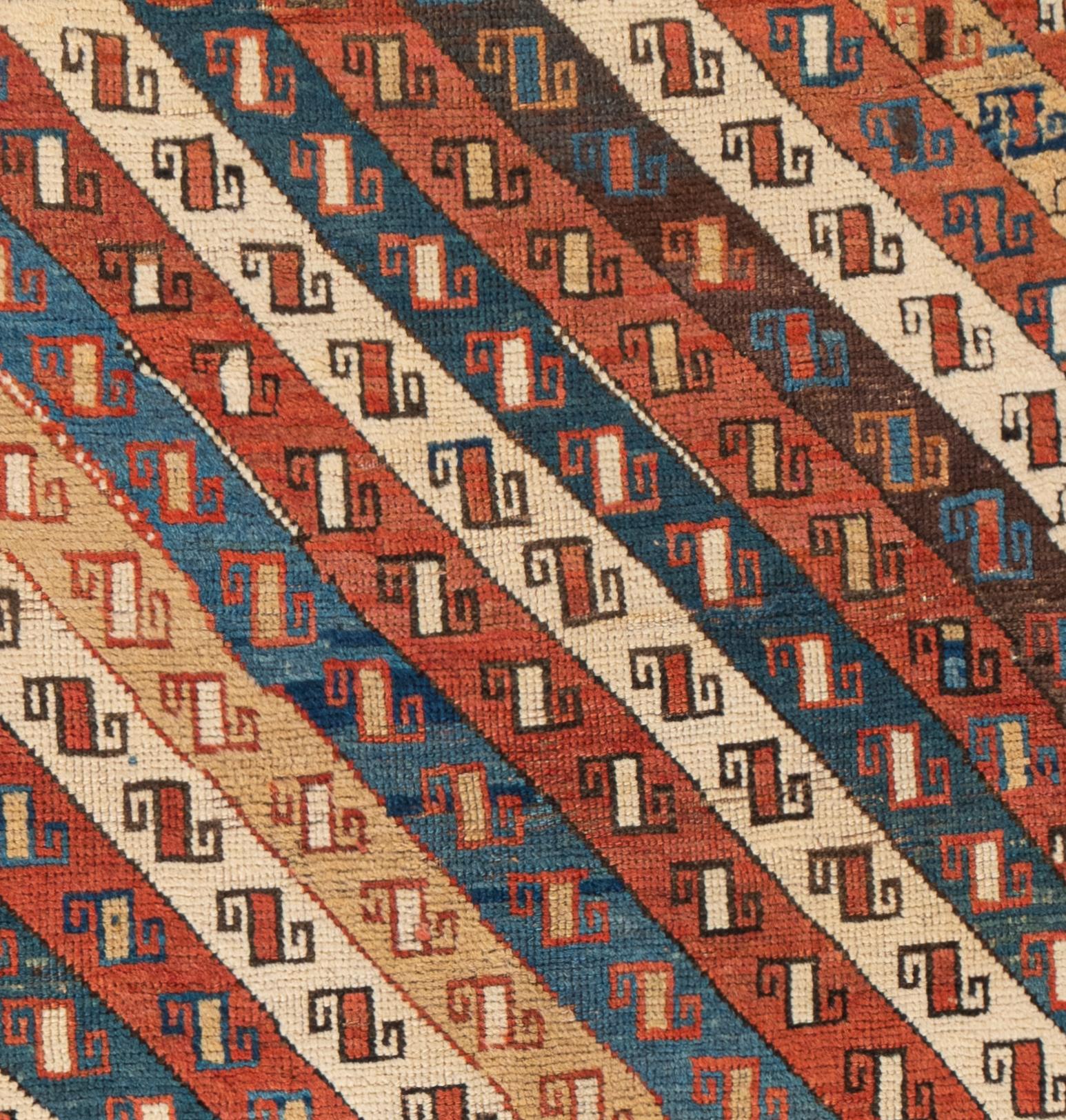 Antiker roter kaukasischer Kazak-Handgeknüpfter Teppich, um 1880 im Zustand „Gut“ im Angebot in New York, NY