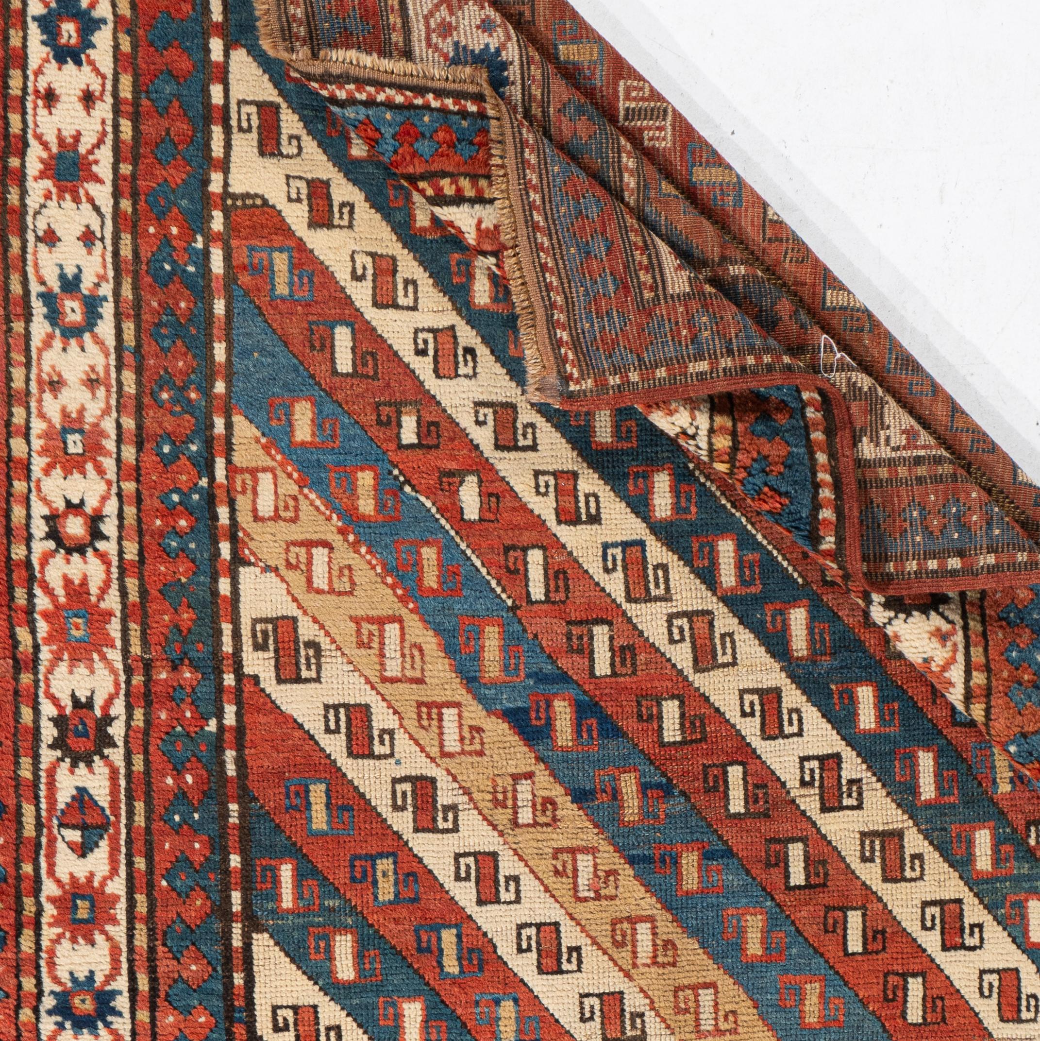 Antiker roter kaukasischer Kazak-Handgeknüpfter Teppich, um 1880 im Angebot 2