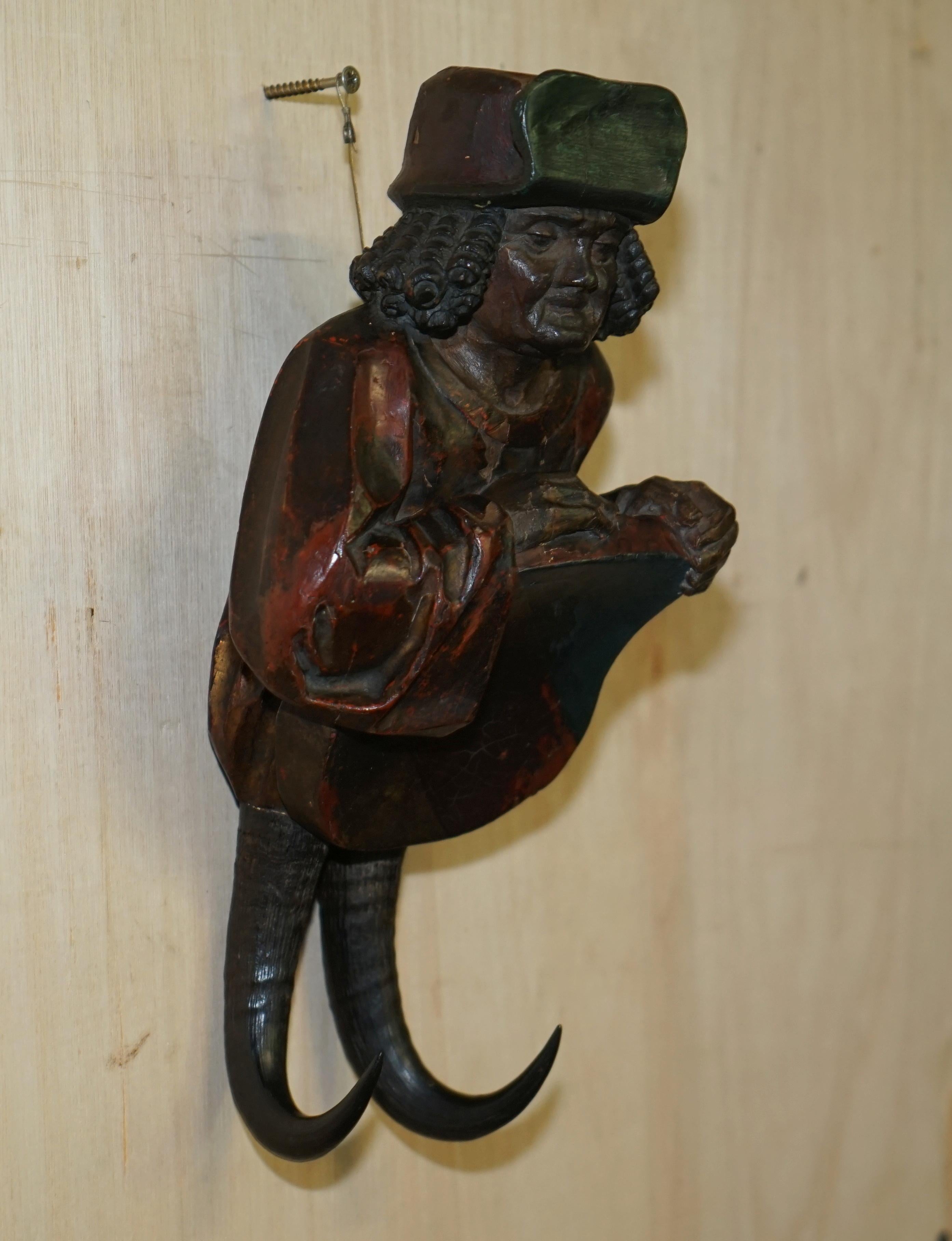 Antiquité circa 1880 Super Rare Black Forest Hand Carved and Painted Whip Hook (Crochet à fouet sculpté et peint à la main) en vente 6