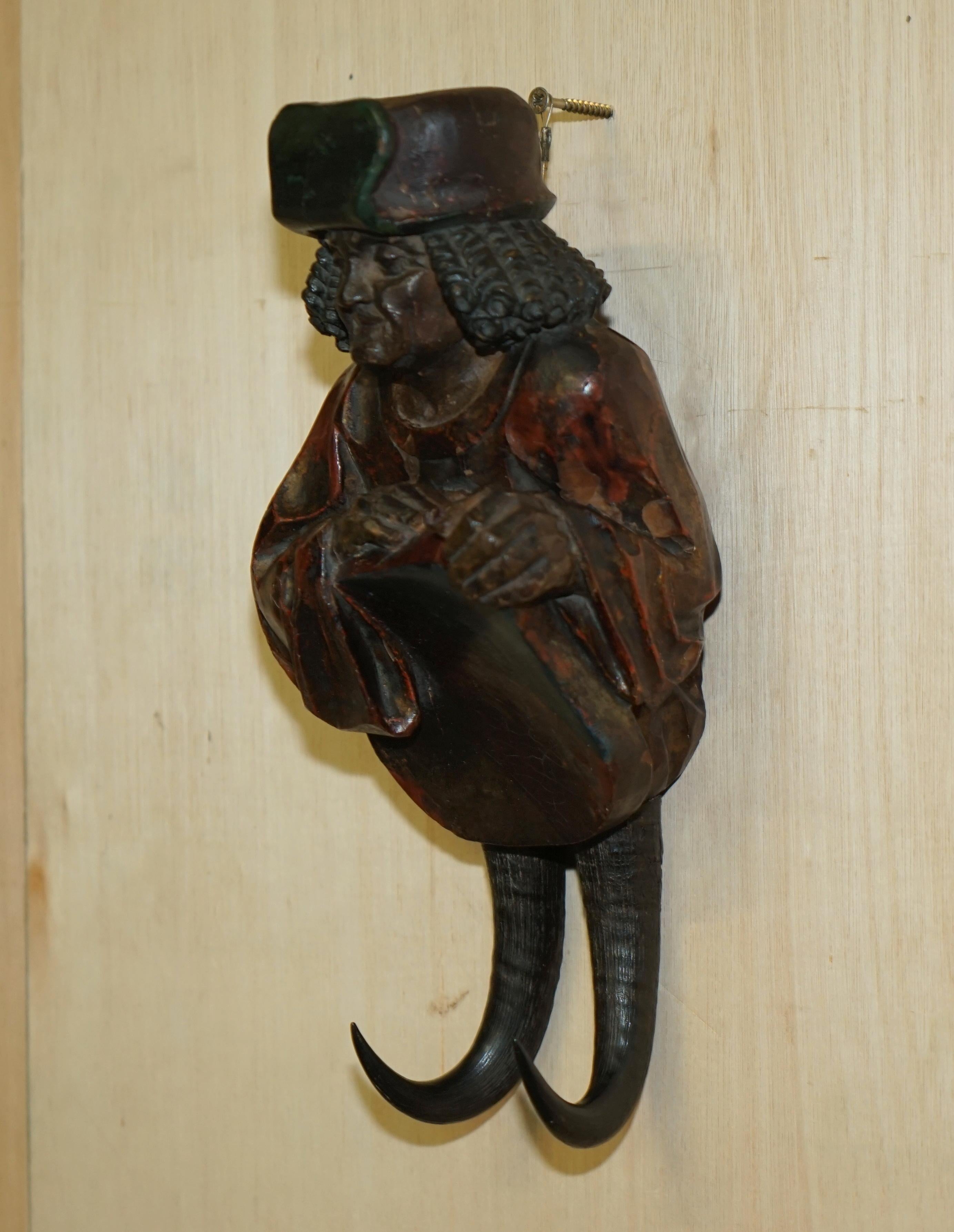 Antiquité circa 1880 Super Rare Black Forest Hand Carved and Painted Whip Hook (Crochet à fouet sculpté et peint à la main) en vente 7