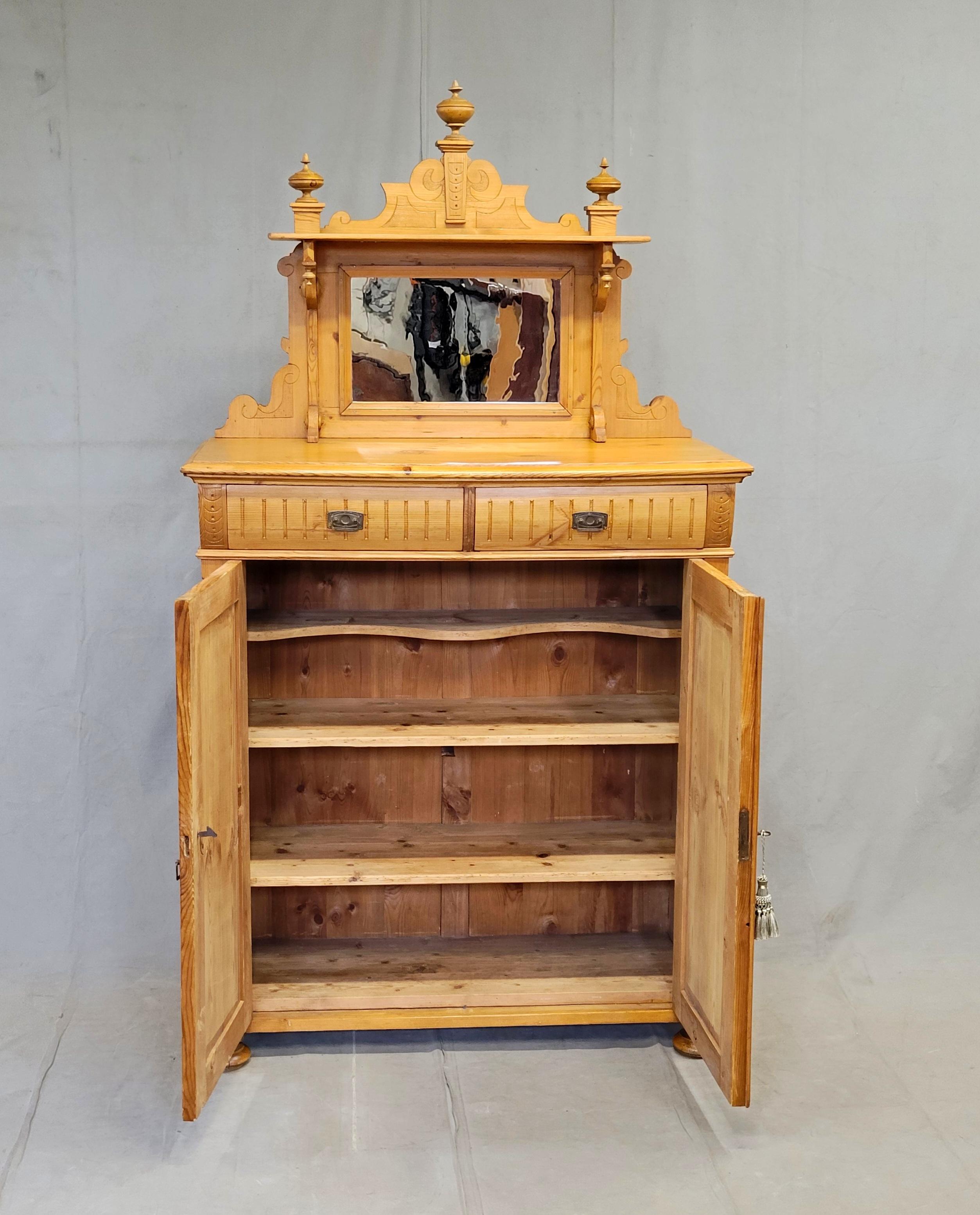 Fatto a mano Antique Mirror, credenza in pino svedese del 1880 con specchio in vendita