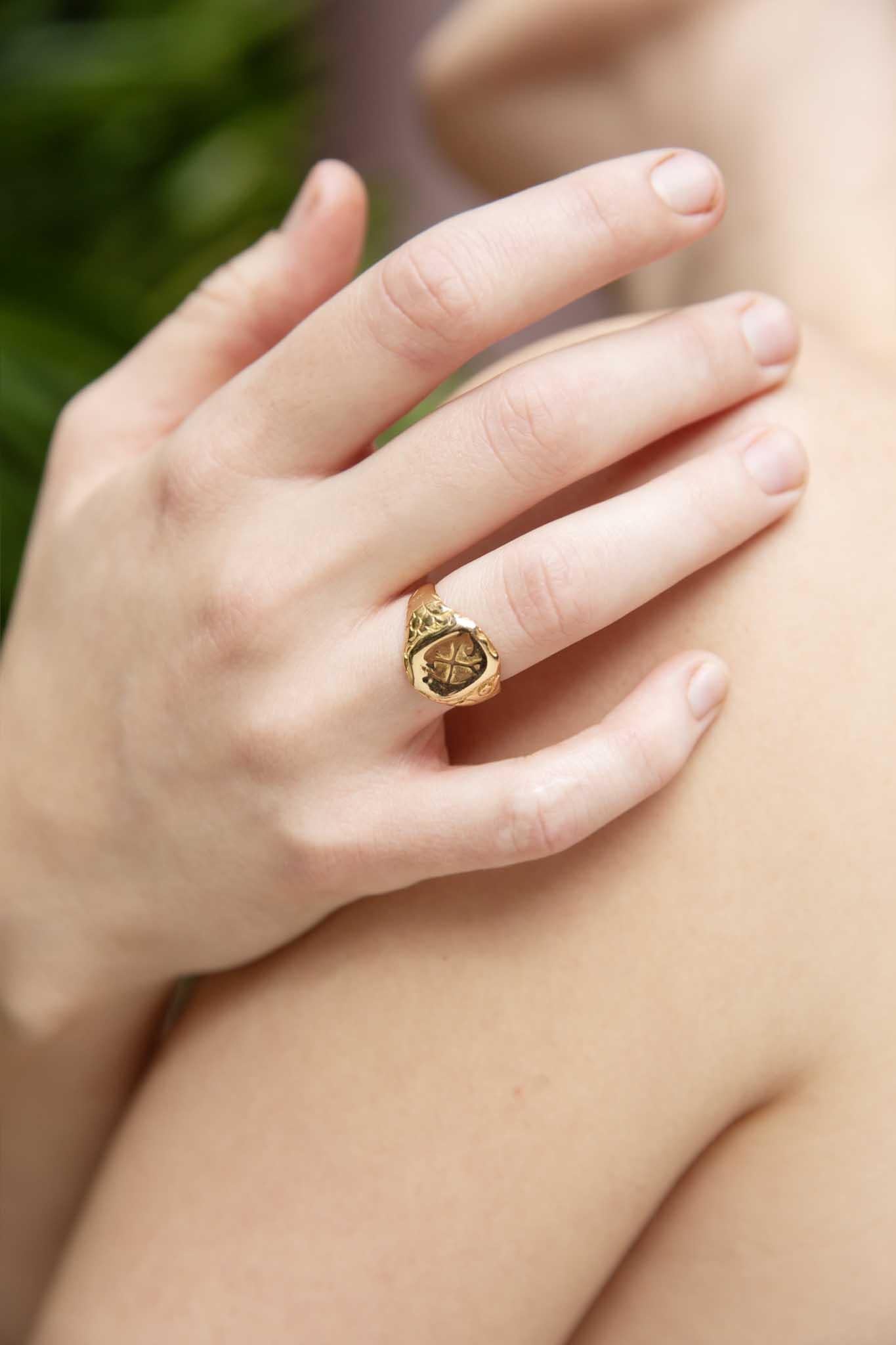 Antique Circa 1880s Australian Gold Rush Signet Ring 18 Carat Yellow Gold In Good Condition In Hamilton, AU