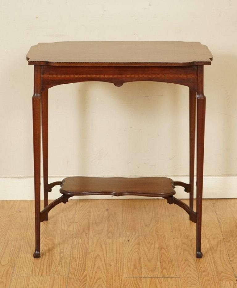 Fait main Antique Circa 1880s Sheraton Early Victorian Centre Inlaid Side Lamp Table en vente