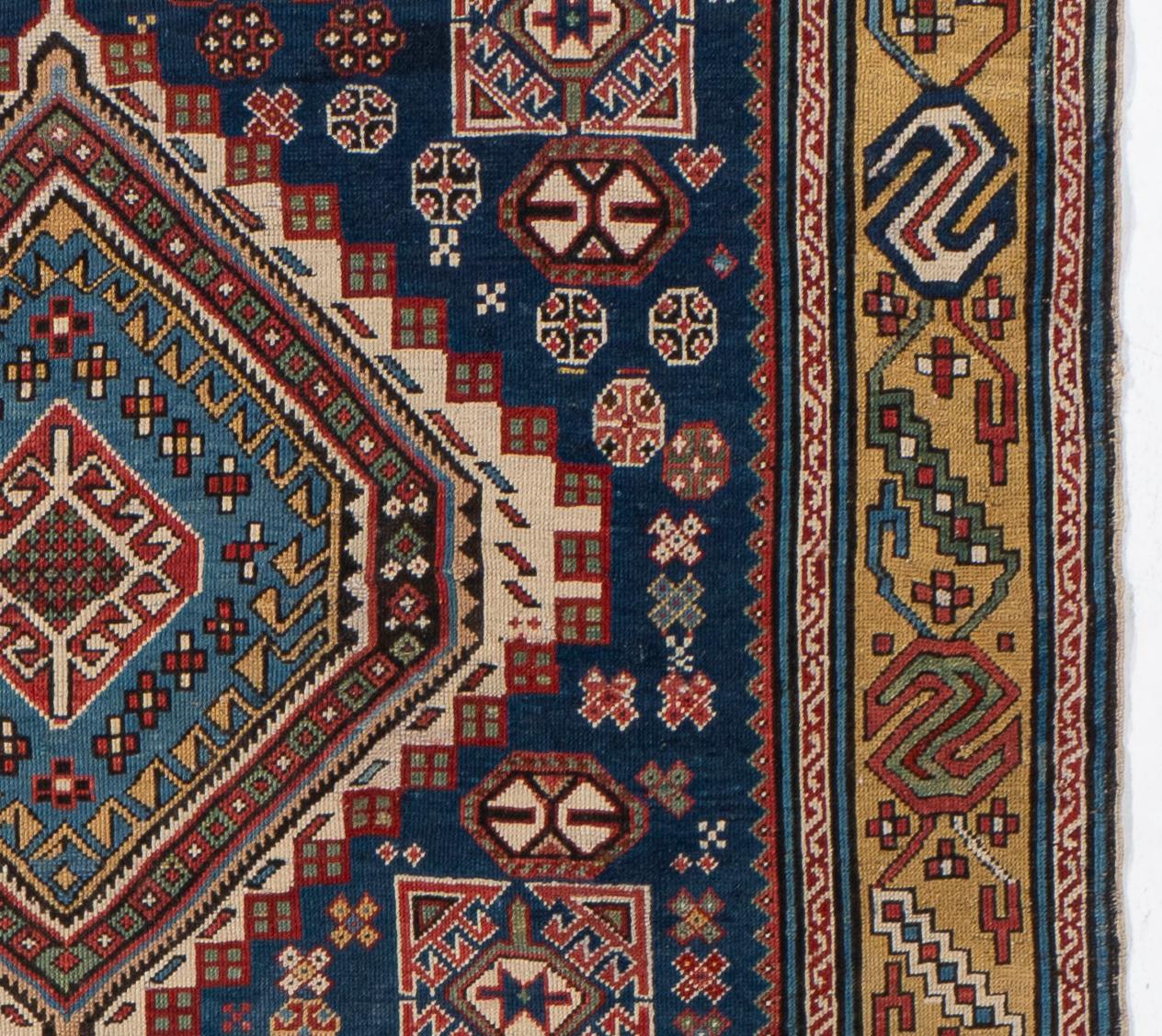 3'2 X 6'9. Ein kaukasischer Schirwan-Teppich aus der Stadt Marasali, die eng mit der Herstellung von Gebetsteppichen mit raffinierten Feldmustern, oft in einem strukturierten Weinberg-Gitter, verbunden ist. Farben: Blau/Senf/Ziegelstein
