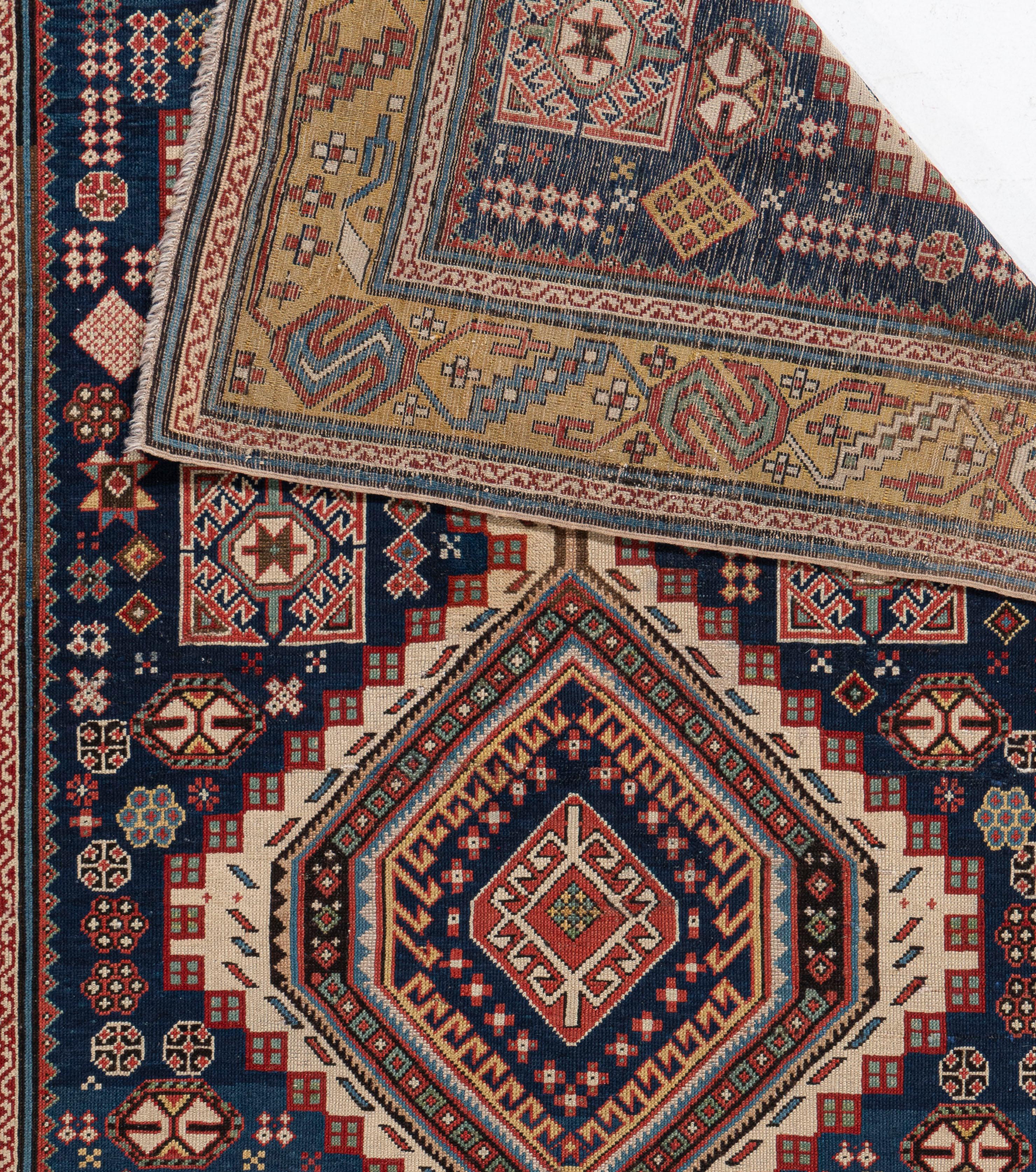 Antiker handgeknüpfter blauer kaukasischer Shirvan-Teppich aus der Zeit um 1890 im Zustand „Gut“ im Angebot in New York, NY