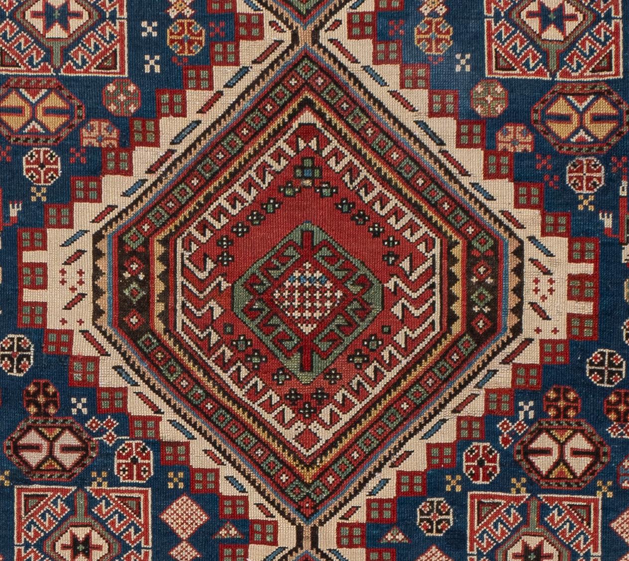 Antiker handgeknüpfter blauer kaukasischer Shirvan-Teppich aus der Zeit um 1890 (Wolle) im Angebot