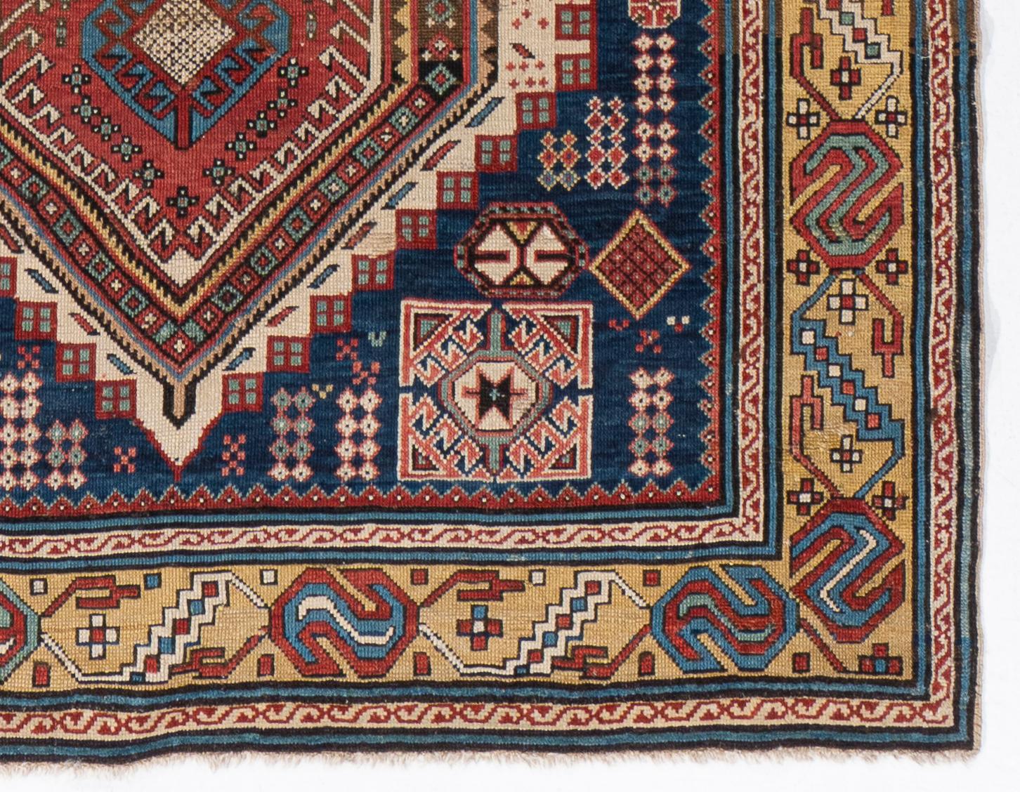 Antiker handgeknüpfter blauer kaukasischer Shirvan-Teppich aus der Zeit um 1890 im Angebot 1