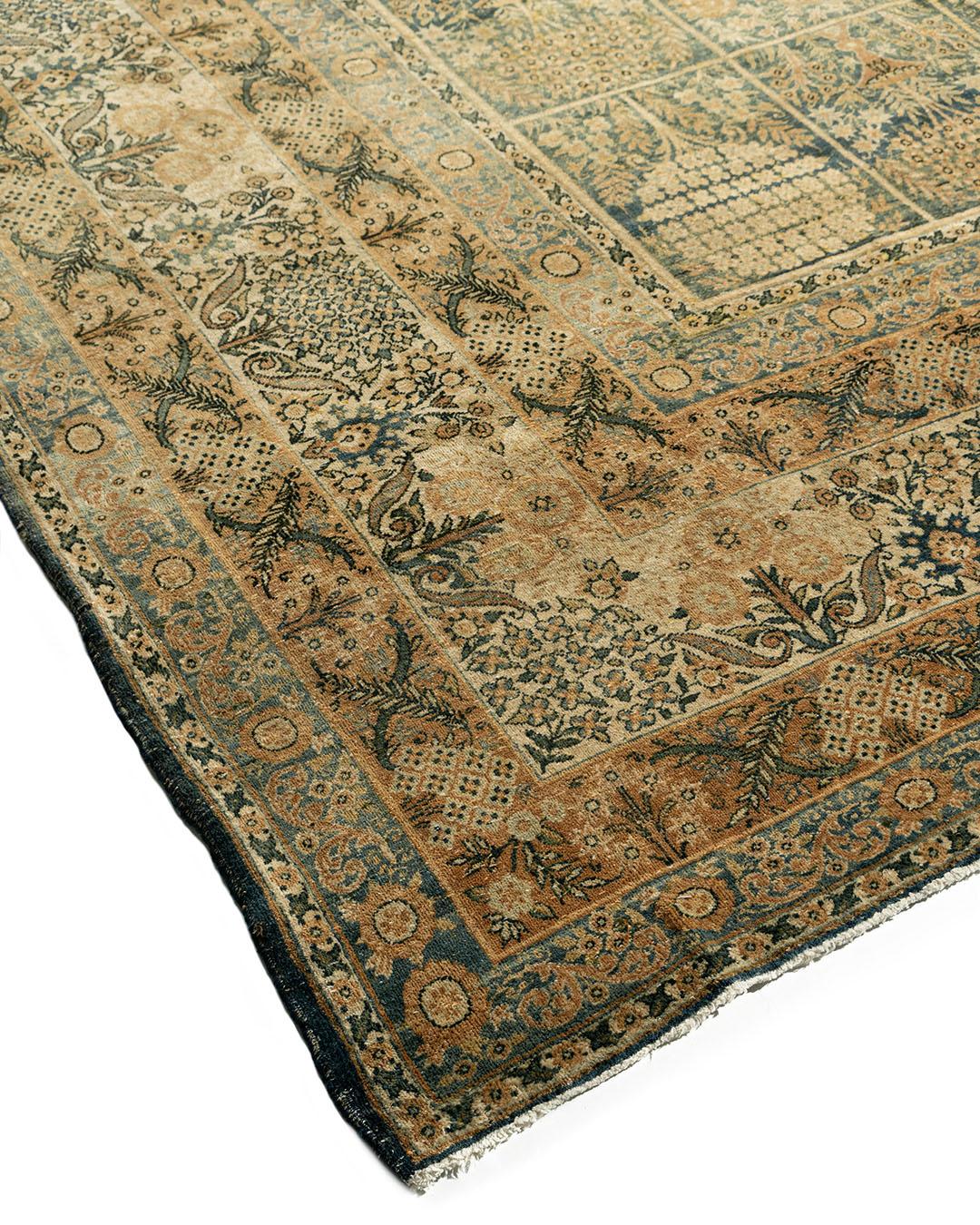 11'11 x 18'1. Ein feiner Kerman Garden Design Teppich. Das verschlungene Feld ist in Reihen von neun individuellen Motiven innerhalb eines eigenen Rahmens unterteilt, die sich im Gesamtmuster wiederholen. Mehrere Bordüren mit raffinierten Mustern