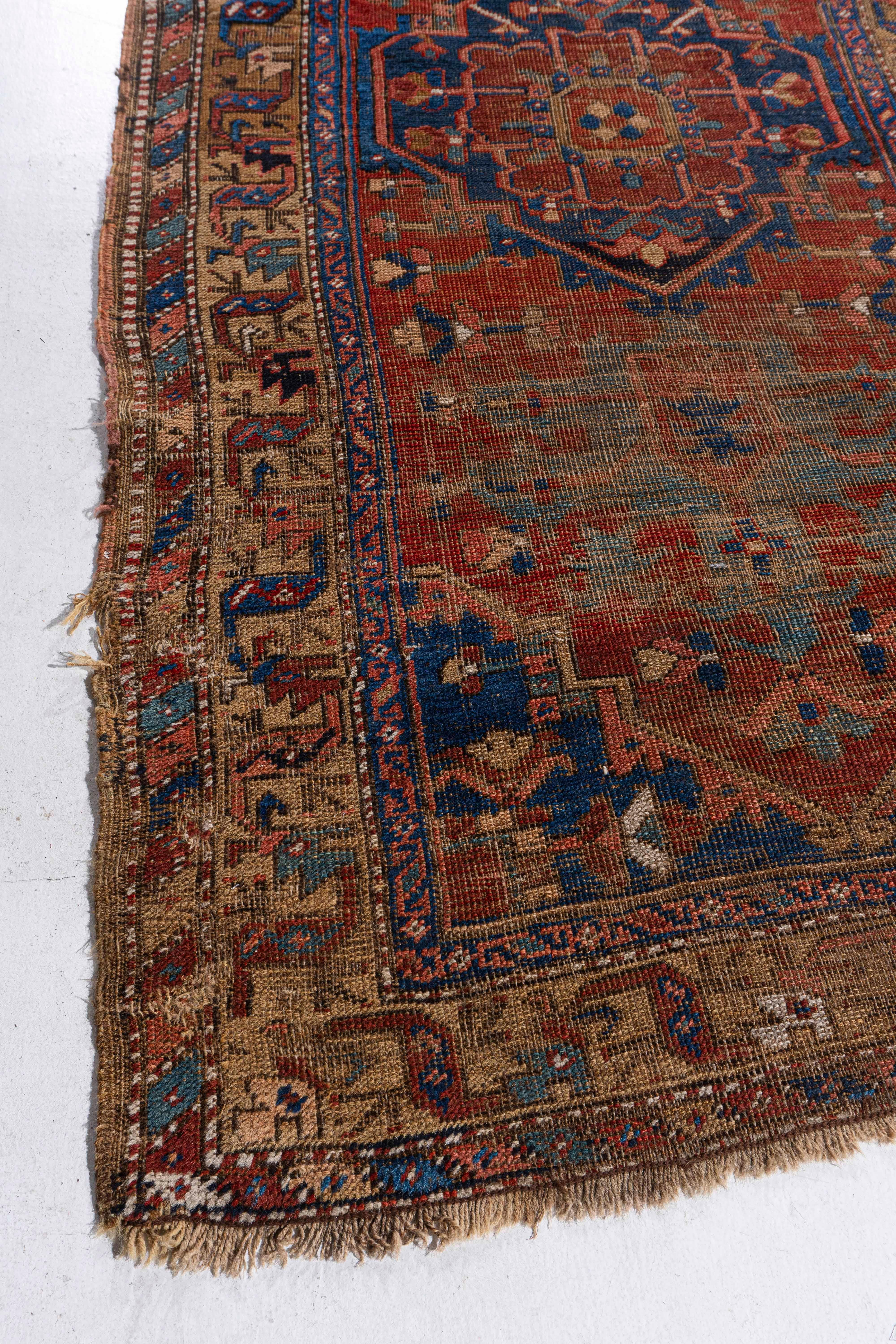 Tapis de couloir rouge persan kurde vieilli, noué à la main, datant d'environ 1890 en vente 3