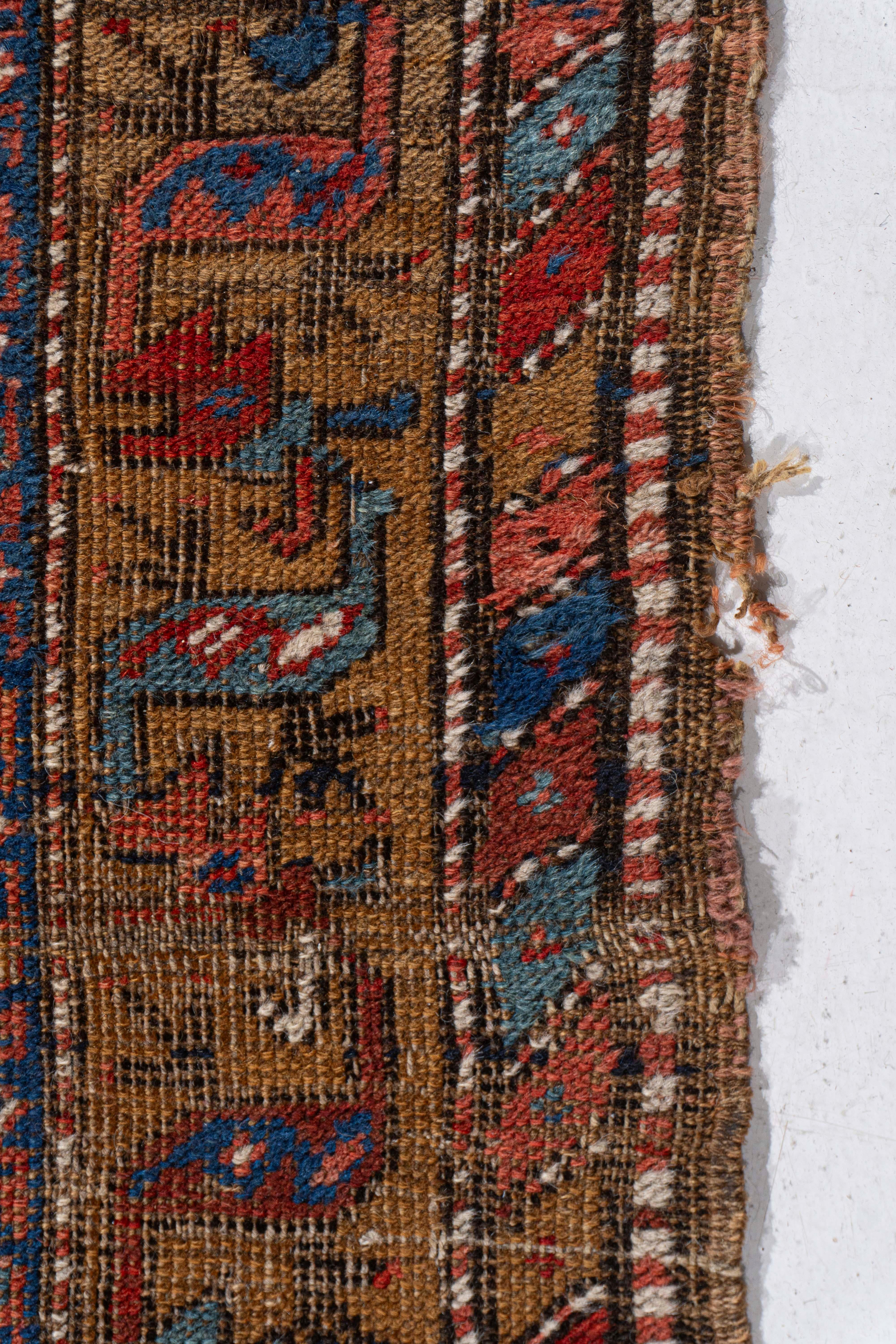 Tapis de couloir rouge persan kurde vieilli, noué à la main, datant d'environ 1890 en vente 1