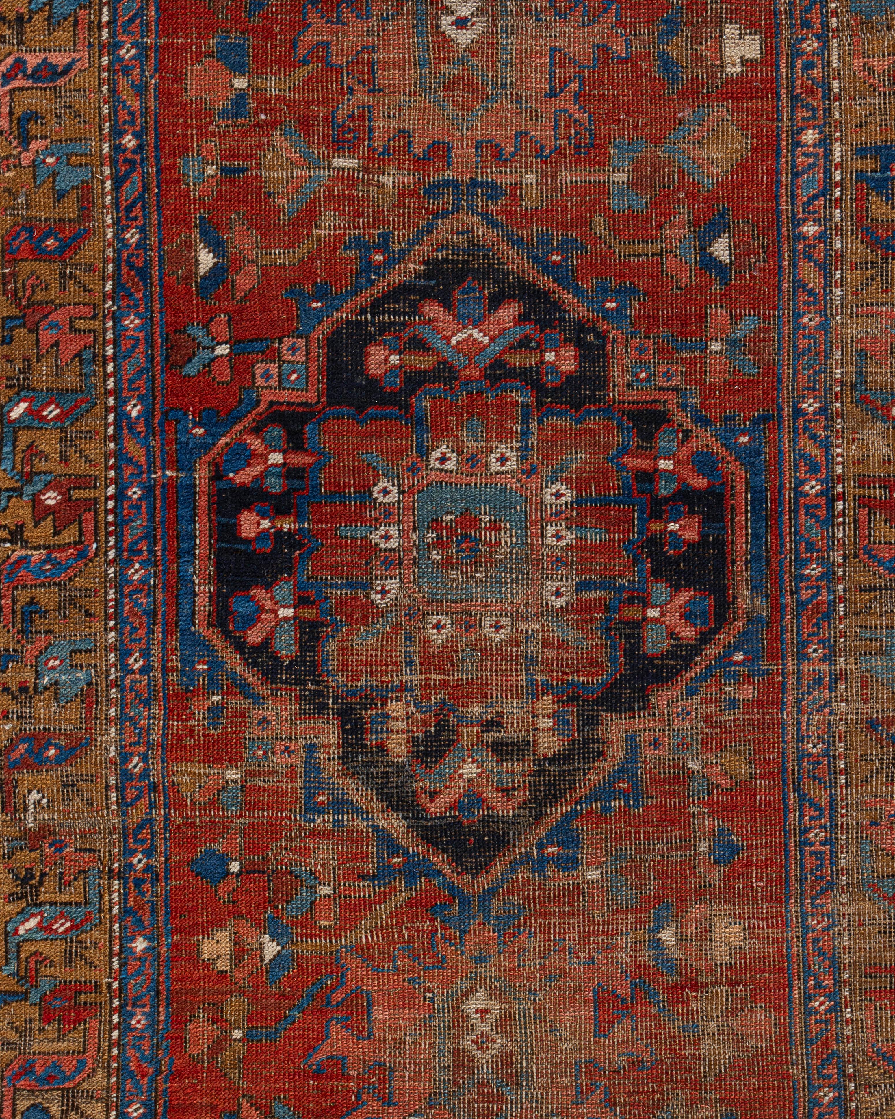Tapis de couloir rouge persan kurde vieilli, noué à la main, datant d'environ 1890 en vente 2